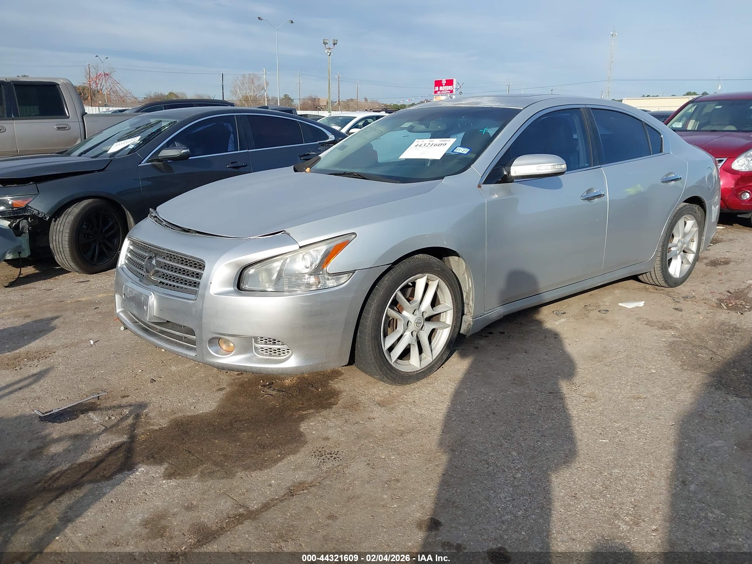 NISSAN MAXIMA image 2