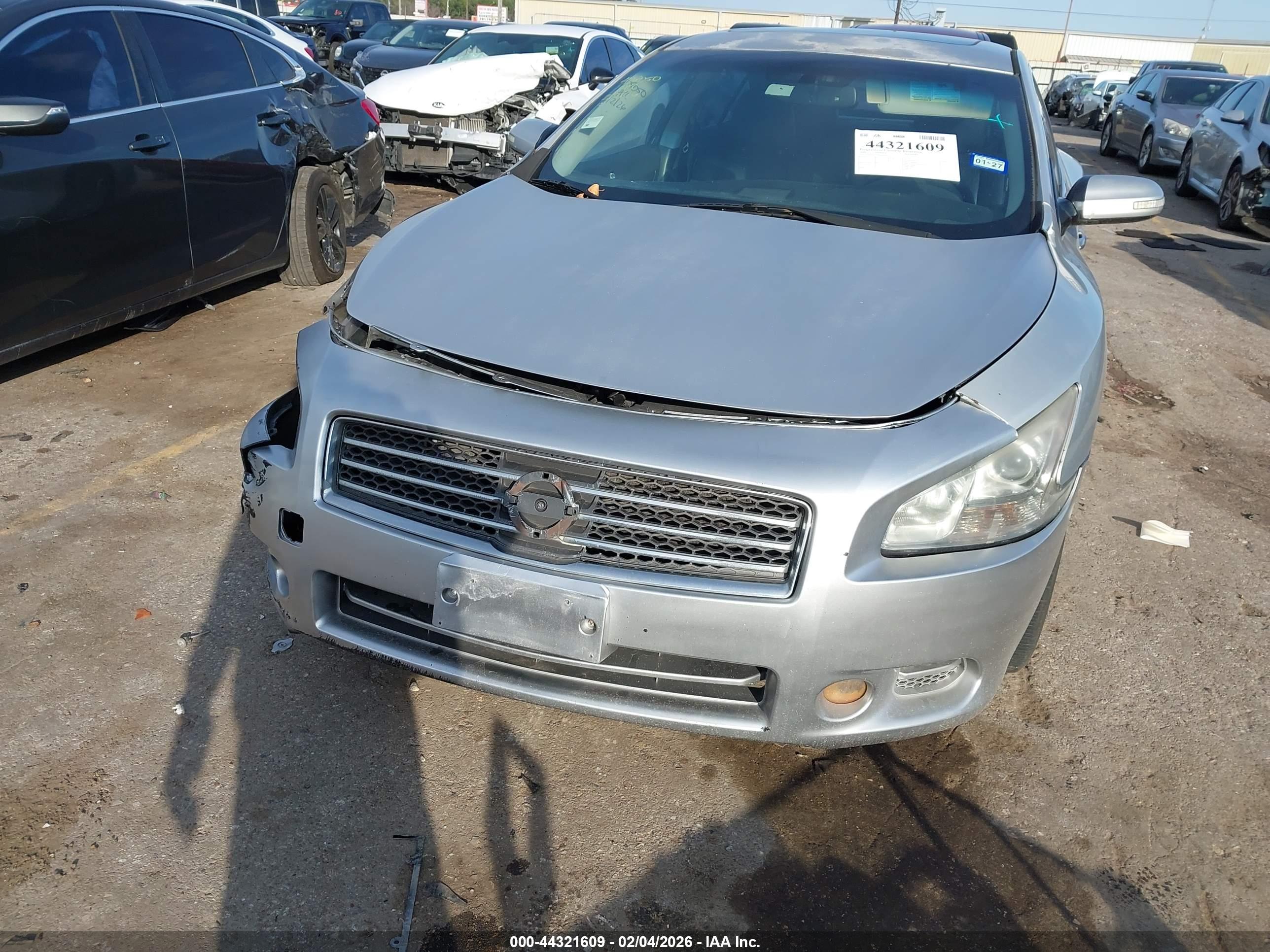 NISSAN MAXIMA image 6