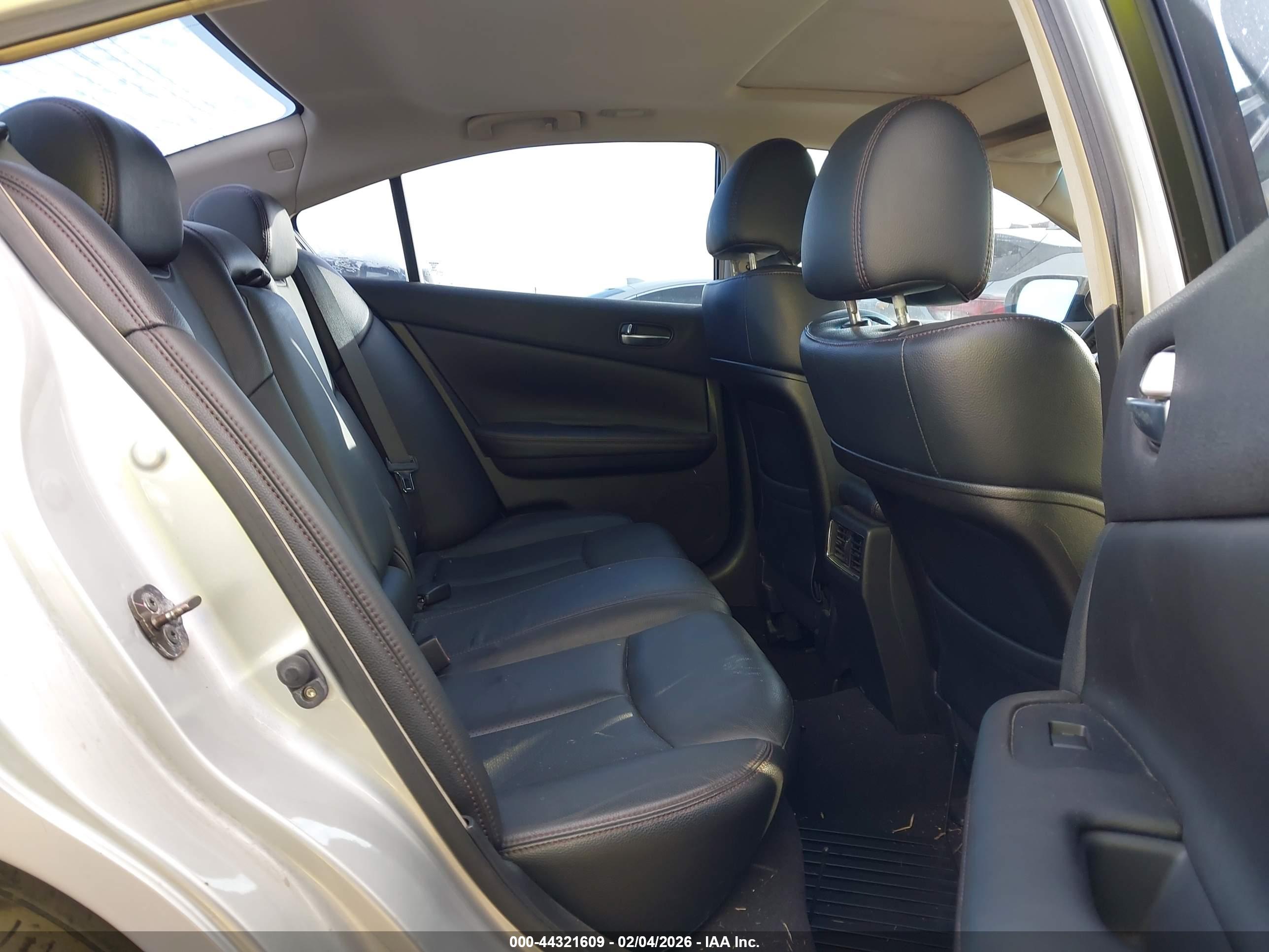 NISSAN MAXIMA image 8