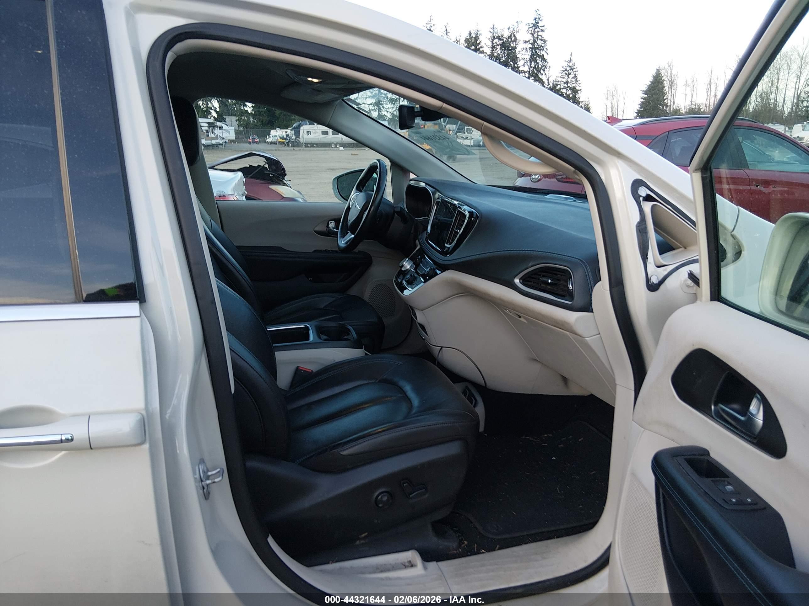 CHRYSLER PACIFICA image 5