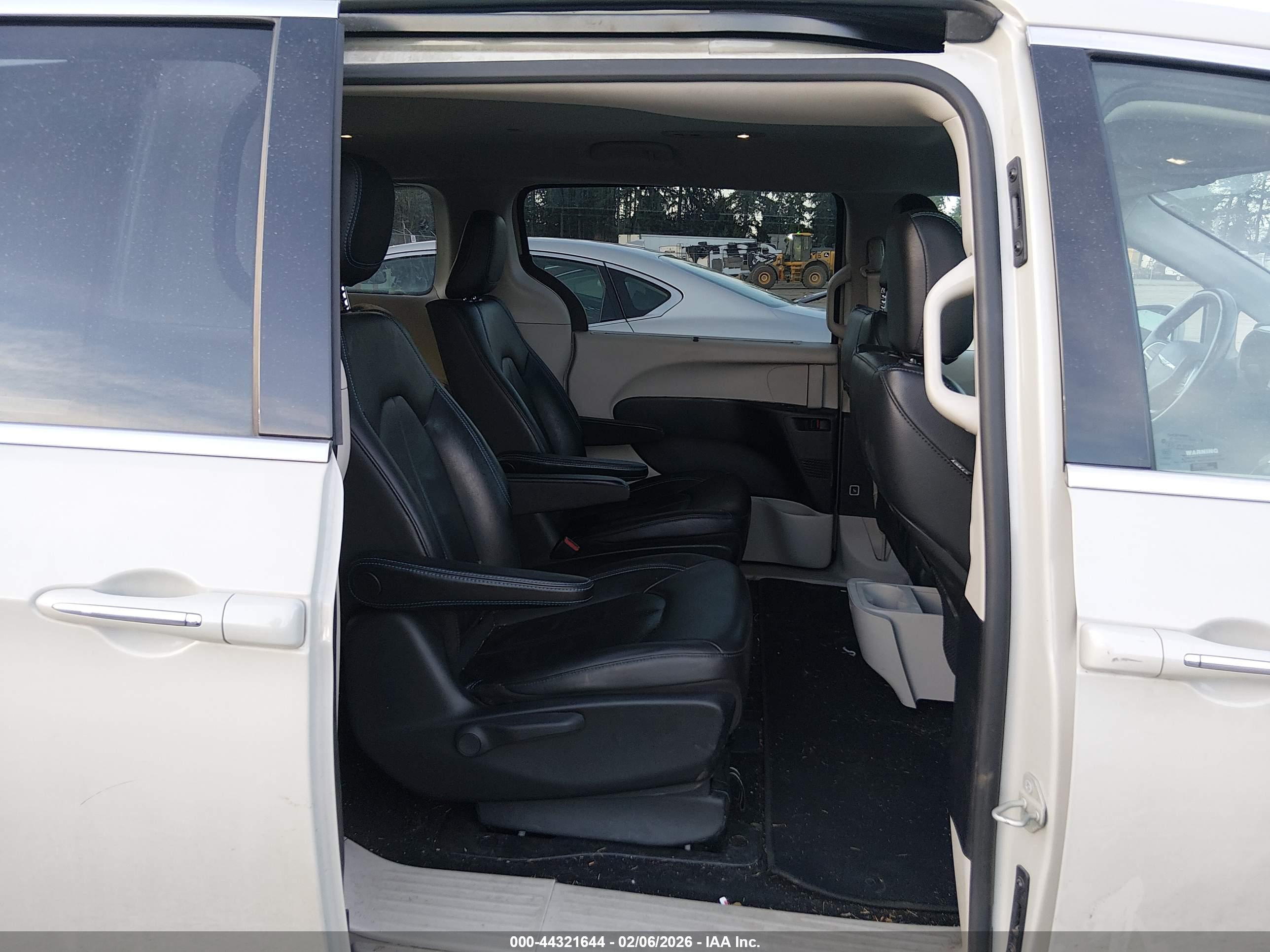 CHRYSLER PACIFICA image 8