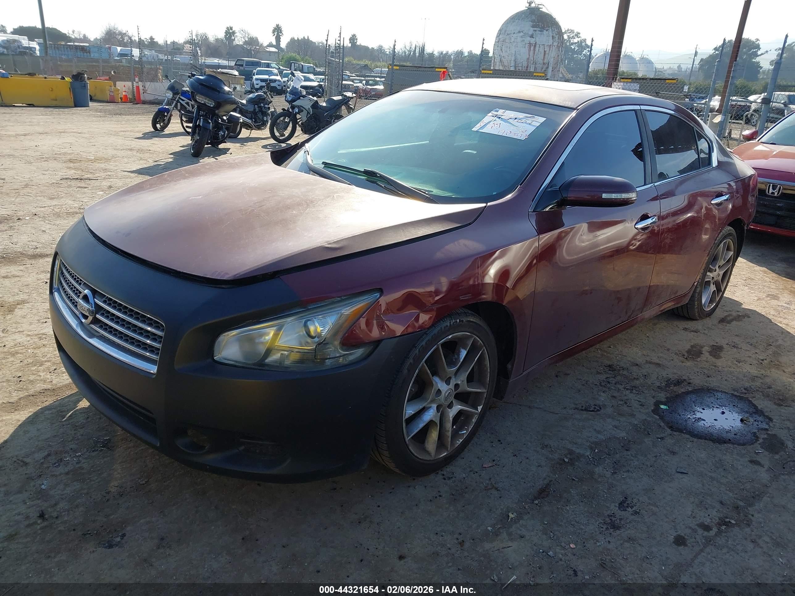 NISSAN MAXIMA image 2