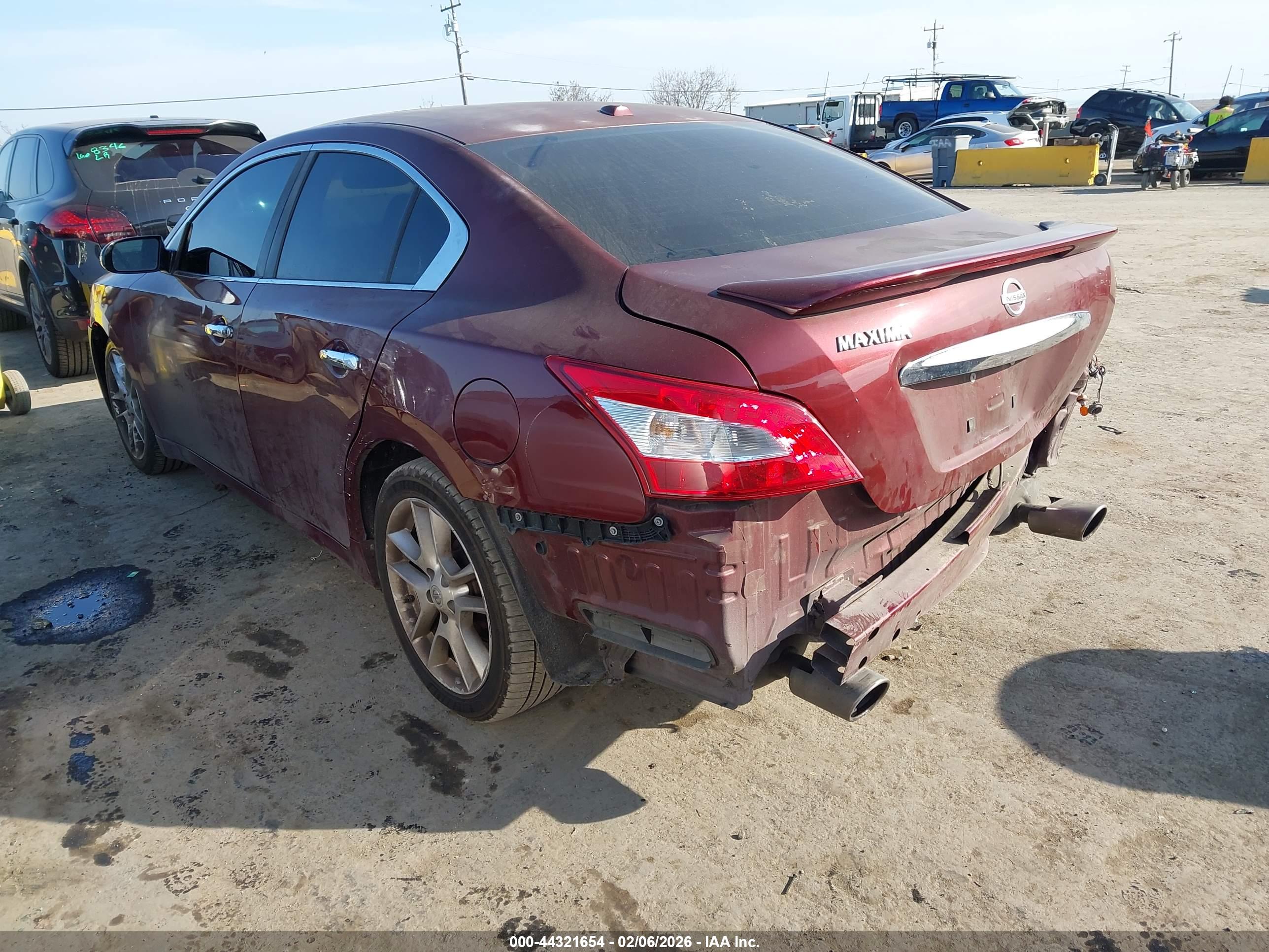 NISSAN MAXIMA image 3