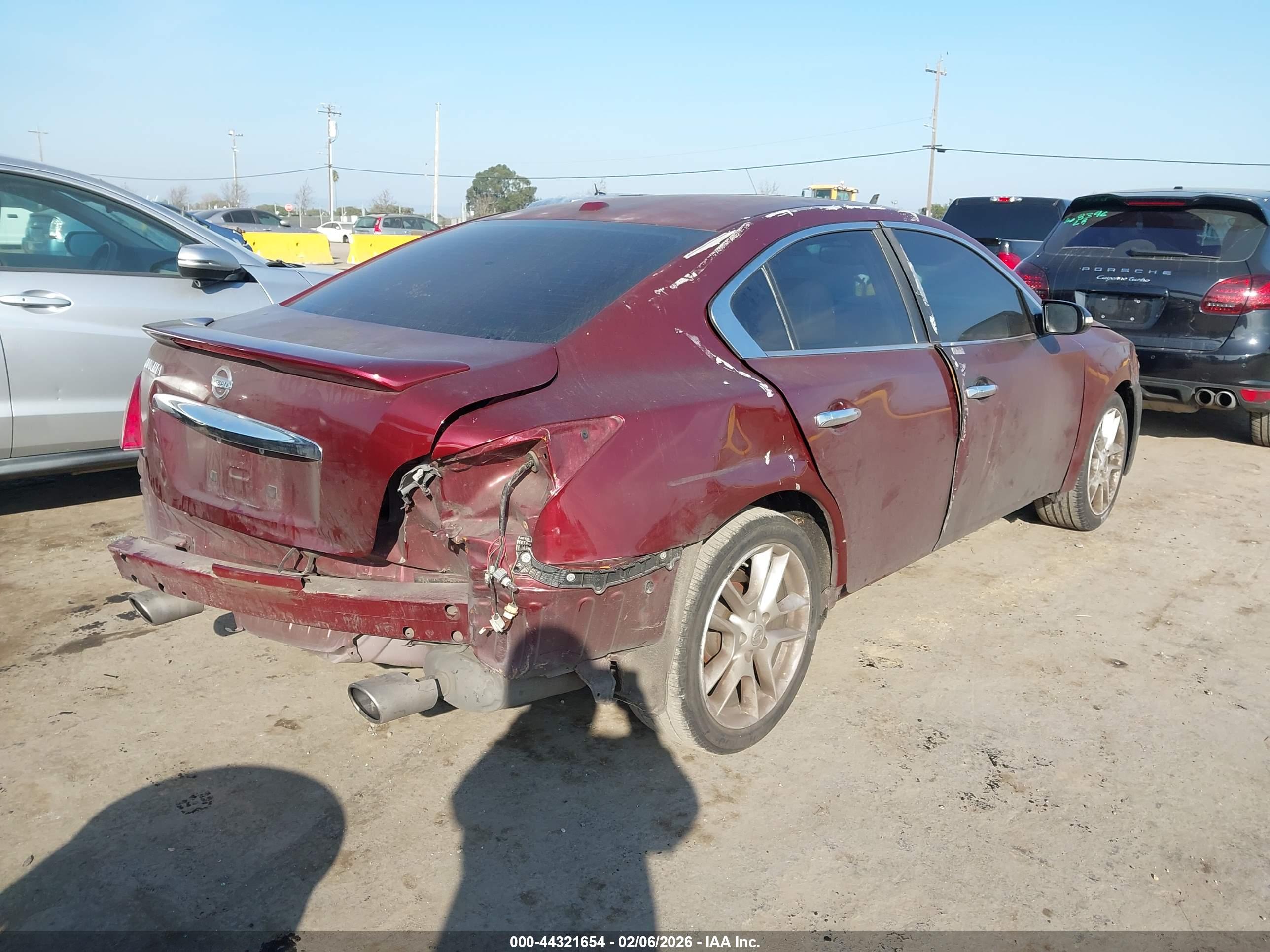 NISSAN MAXIMA image 4
