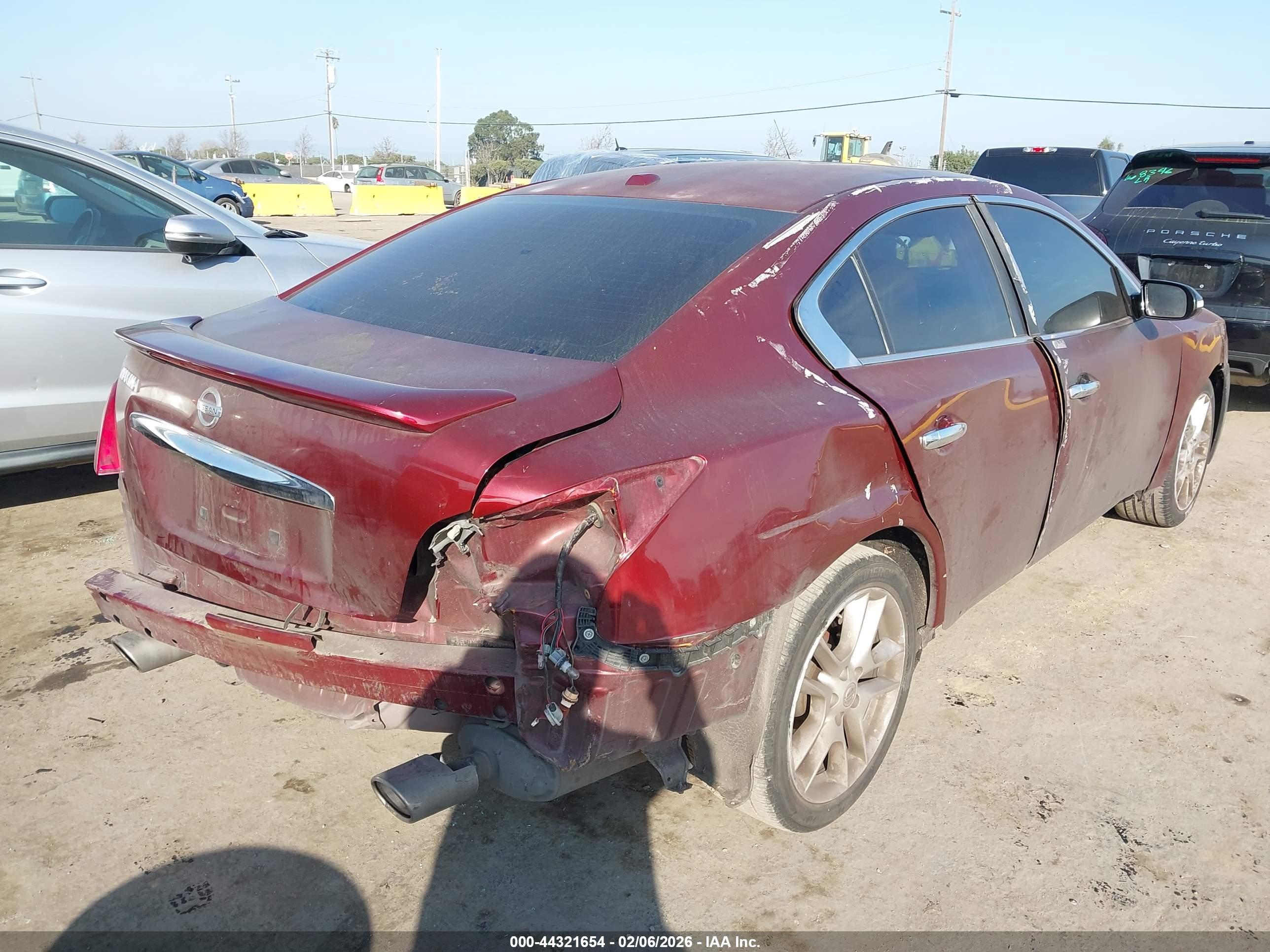 NISSAN MAXIMA image 6