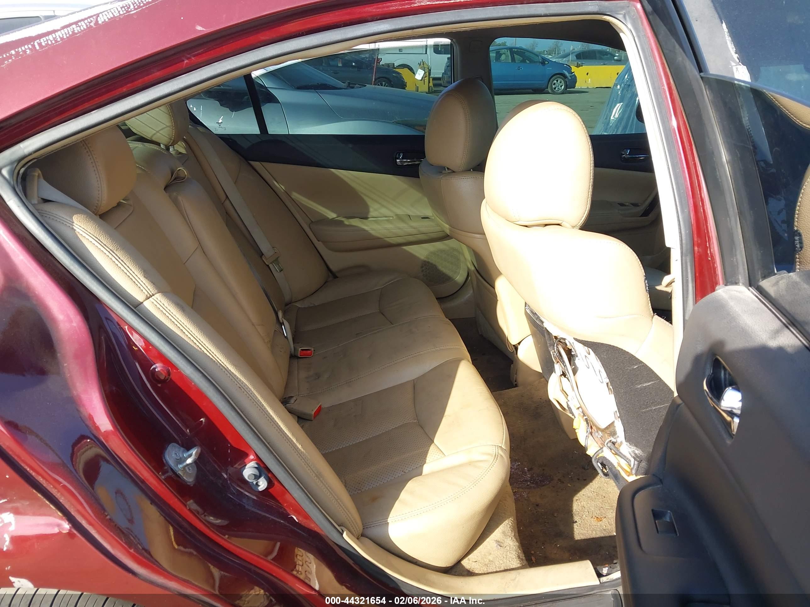 NISSAN MAXIMA image 8