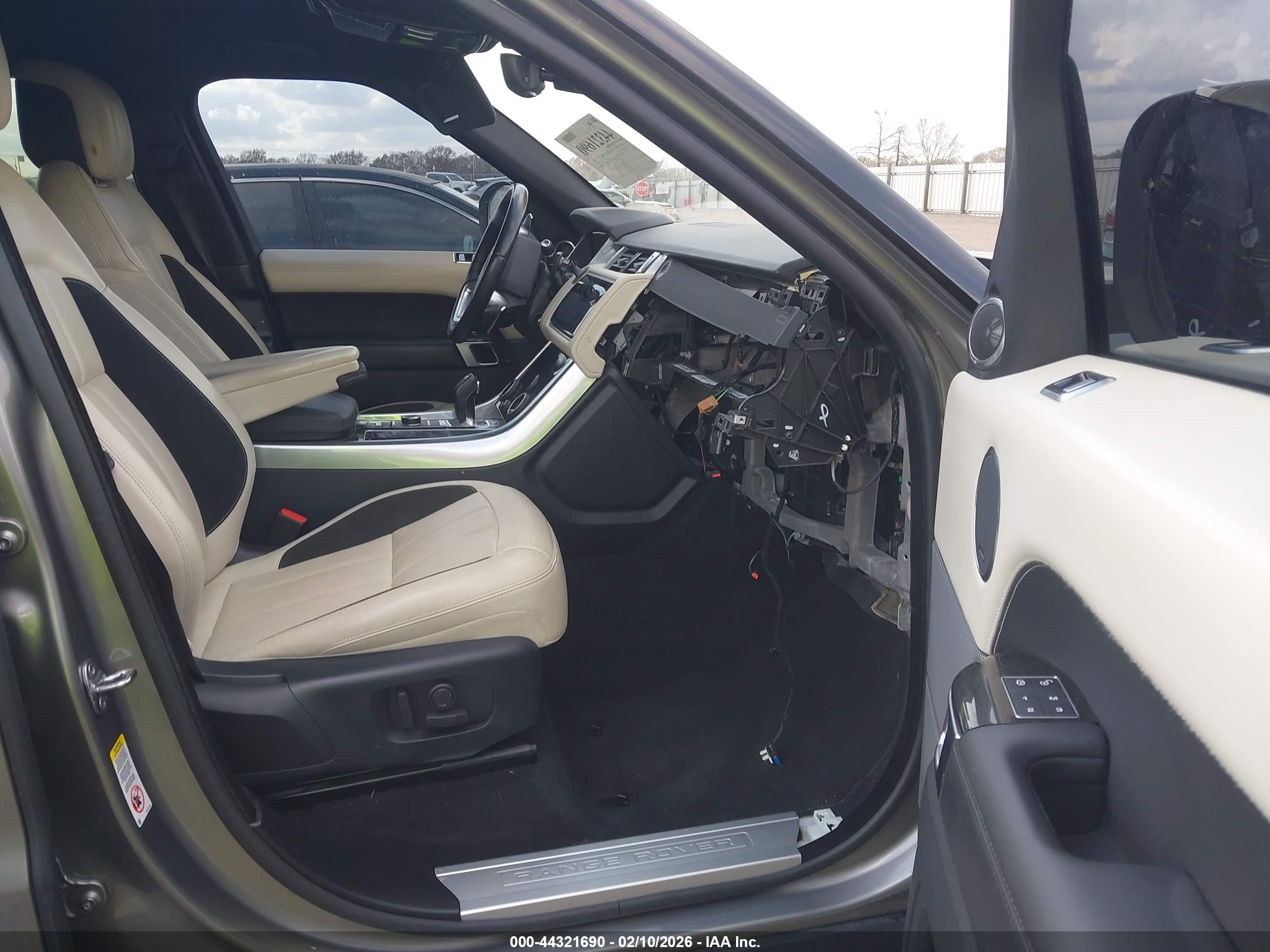 LAND ROVER image 5