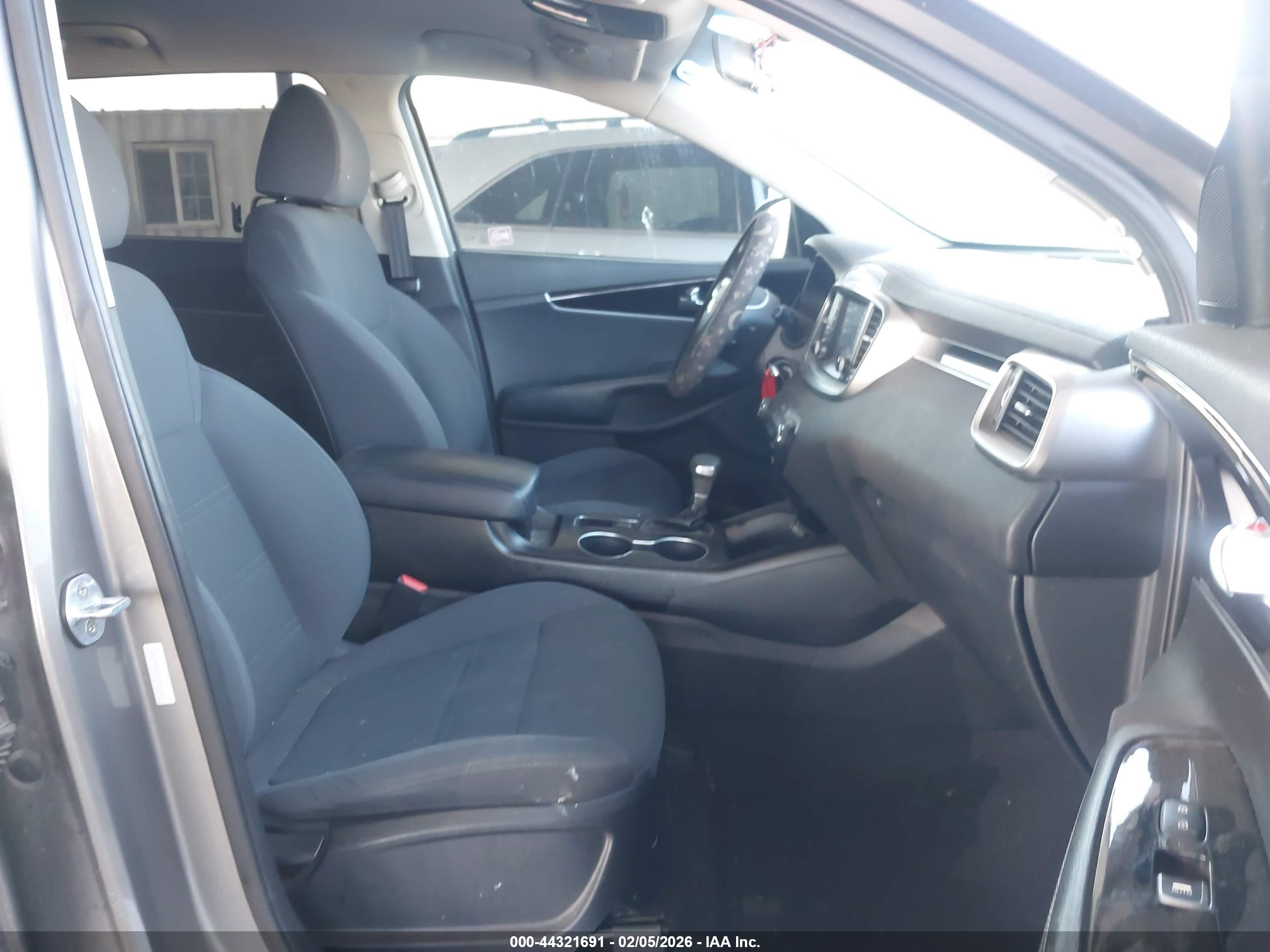 KIA SORENTO image 5