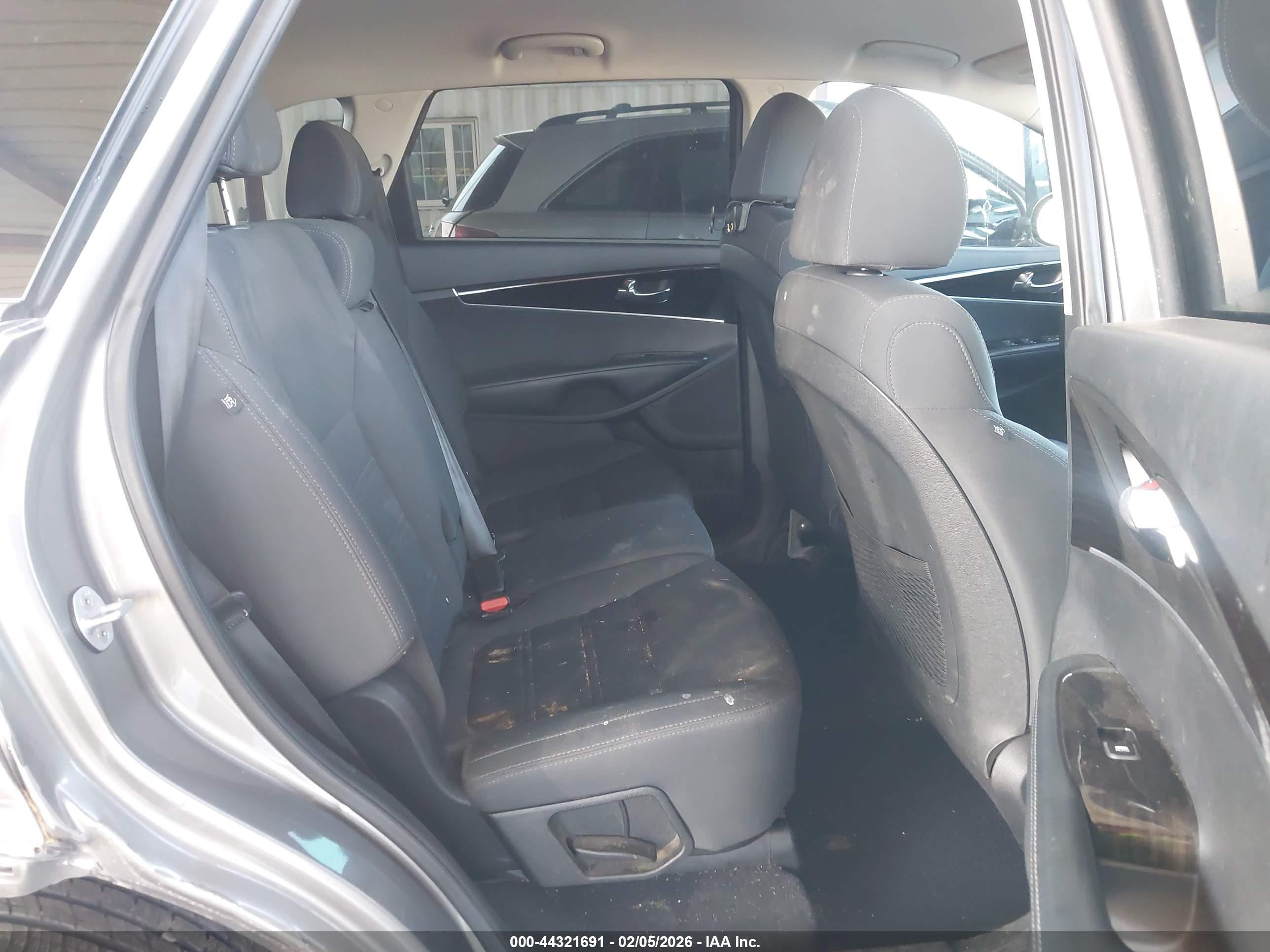 KIA SORENTO image 8