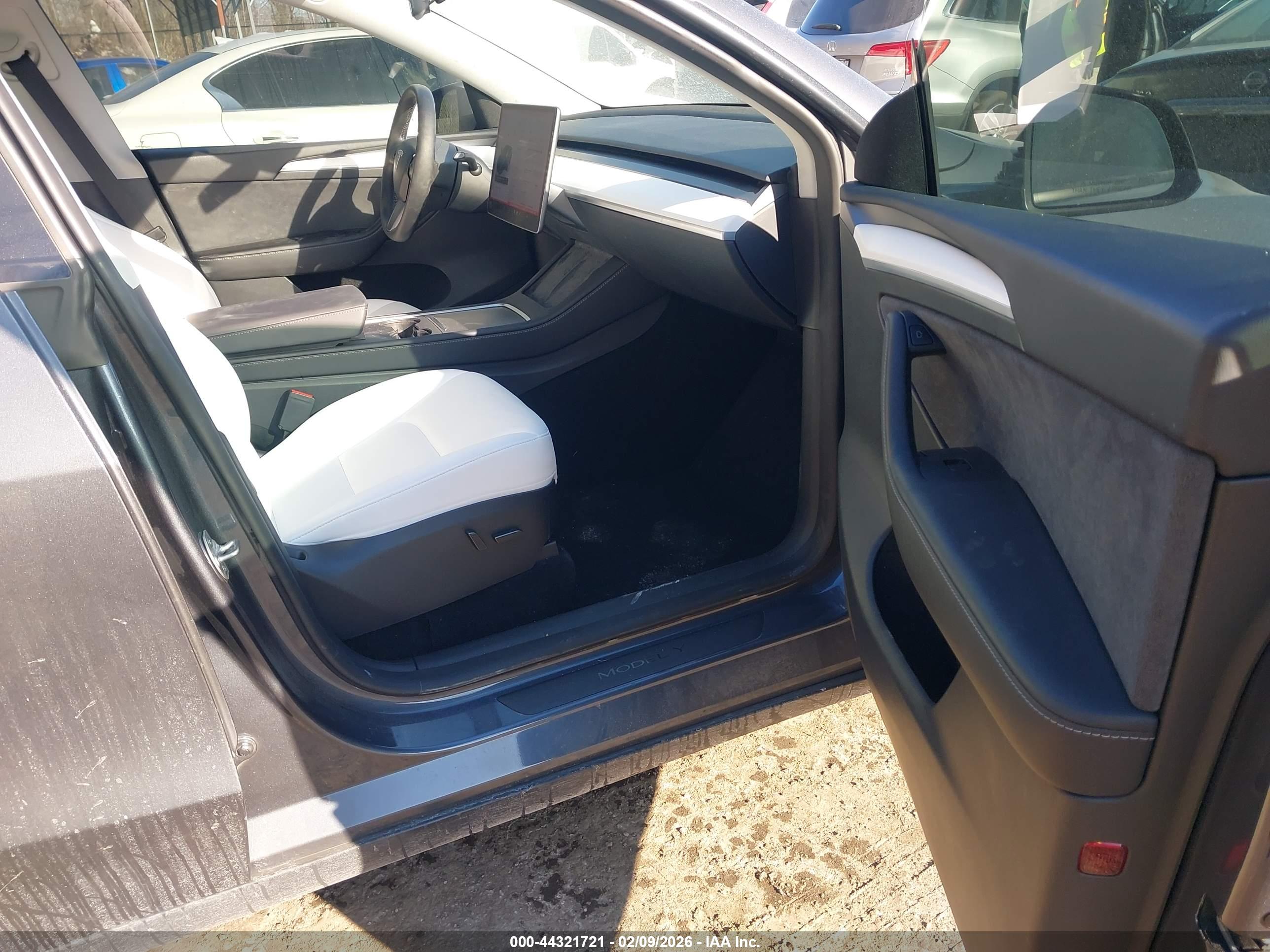 TESLA MODEL image 5