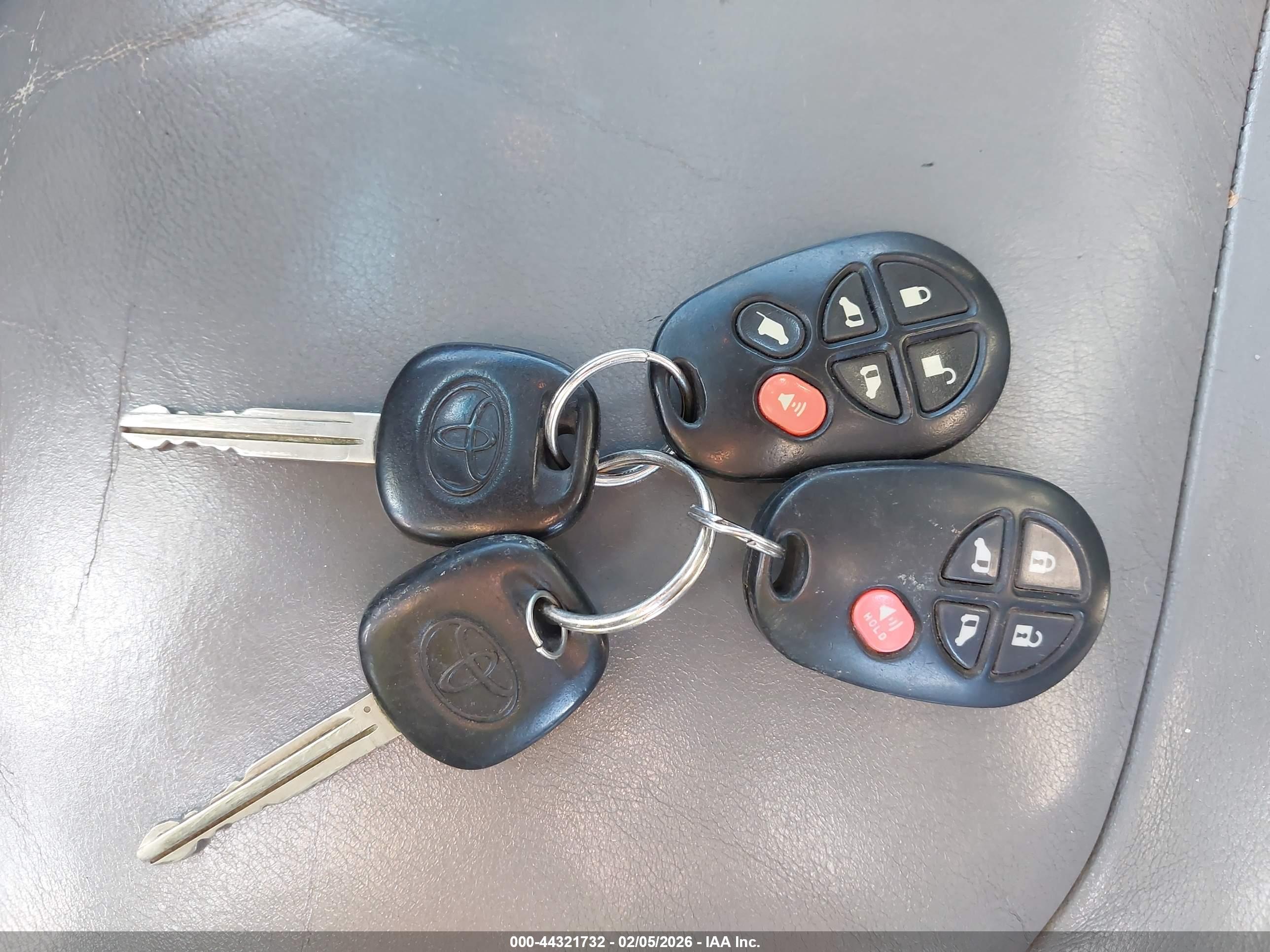 TOYOTA SIENNA image 11