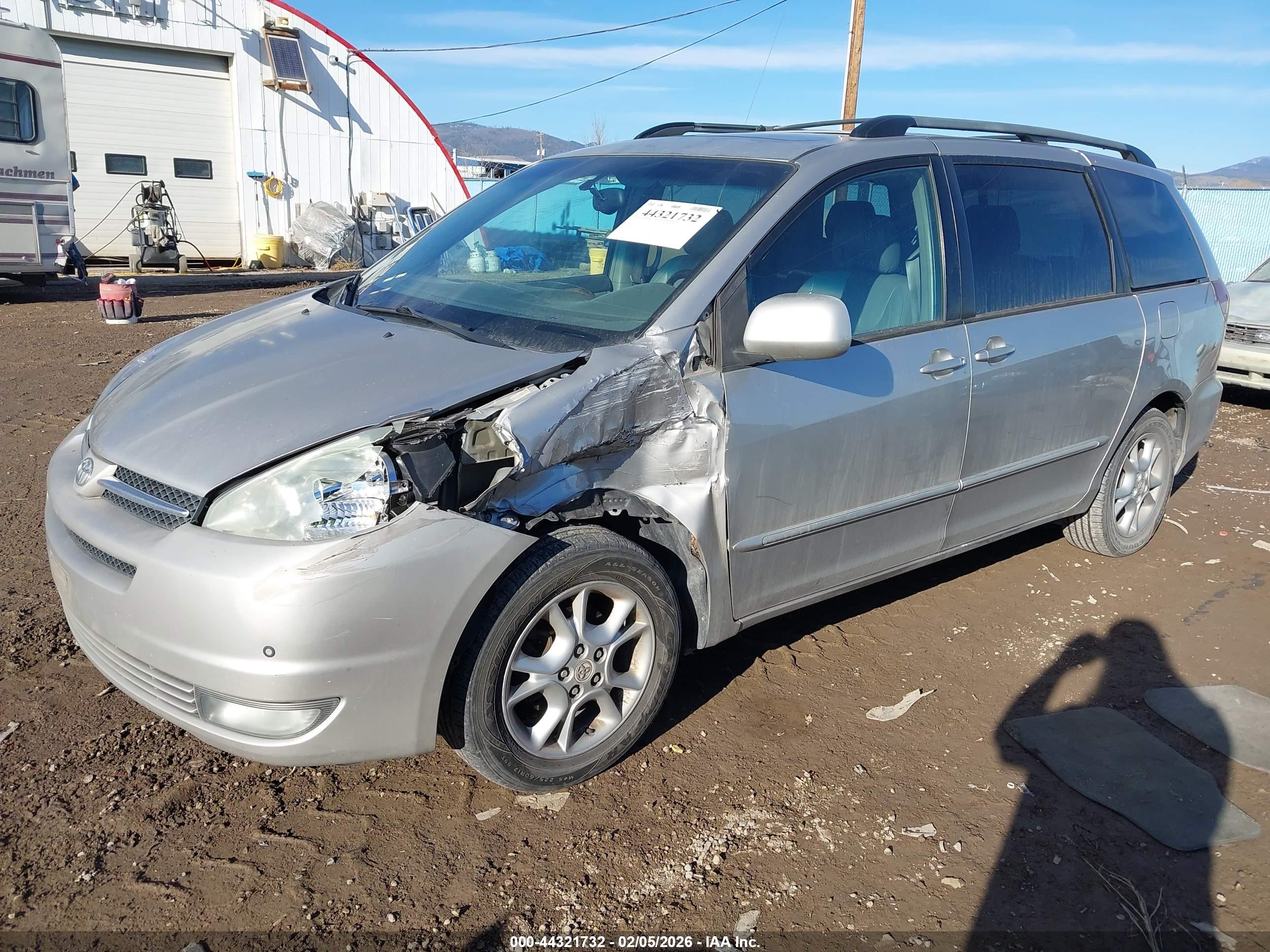 TOYOTA SIENNA image 2