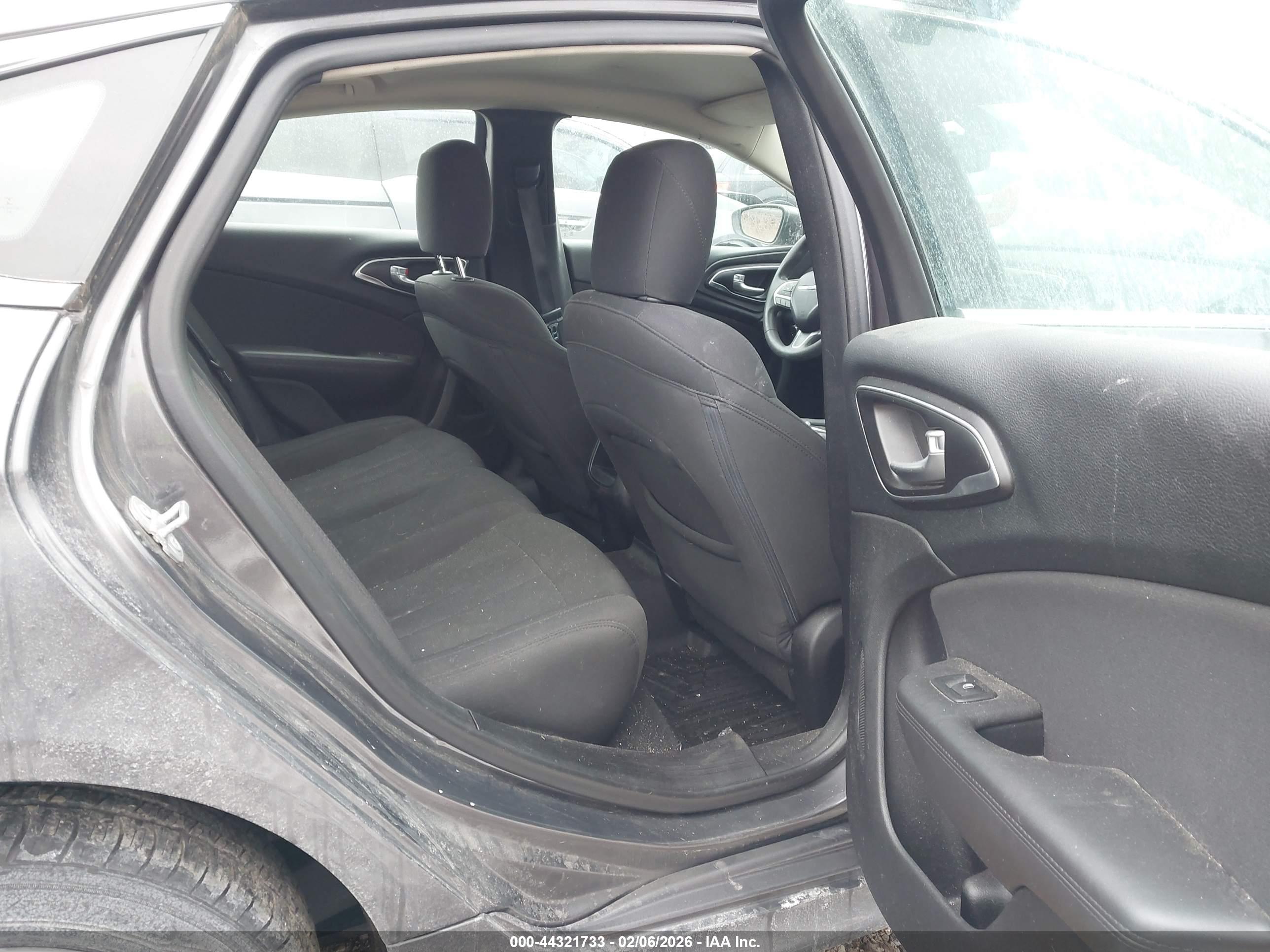 CHRYSLER 200 image 8