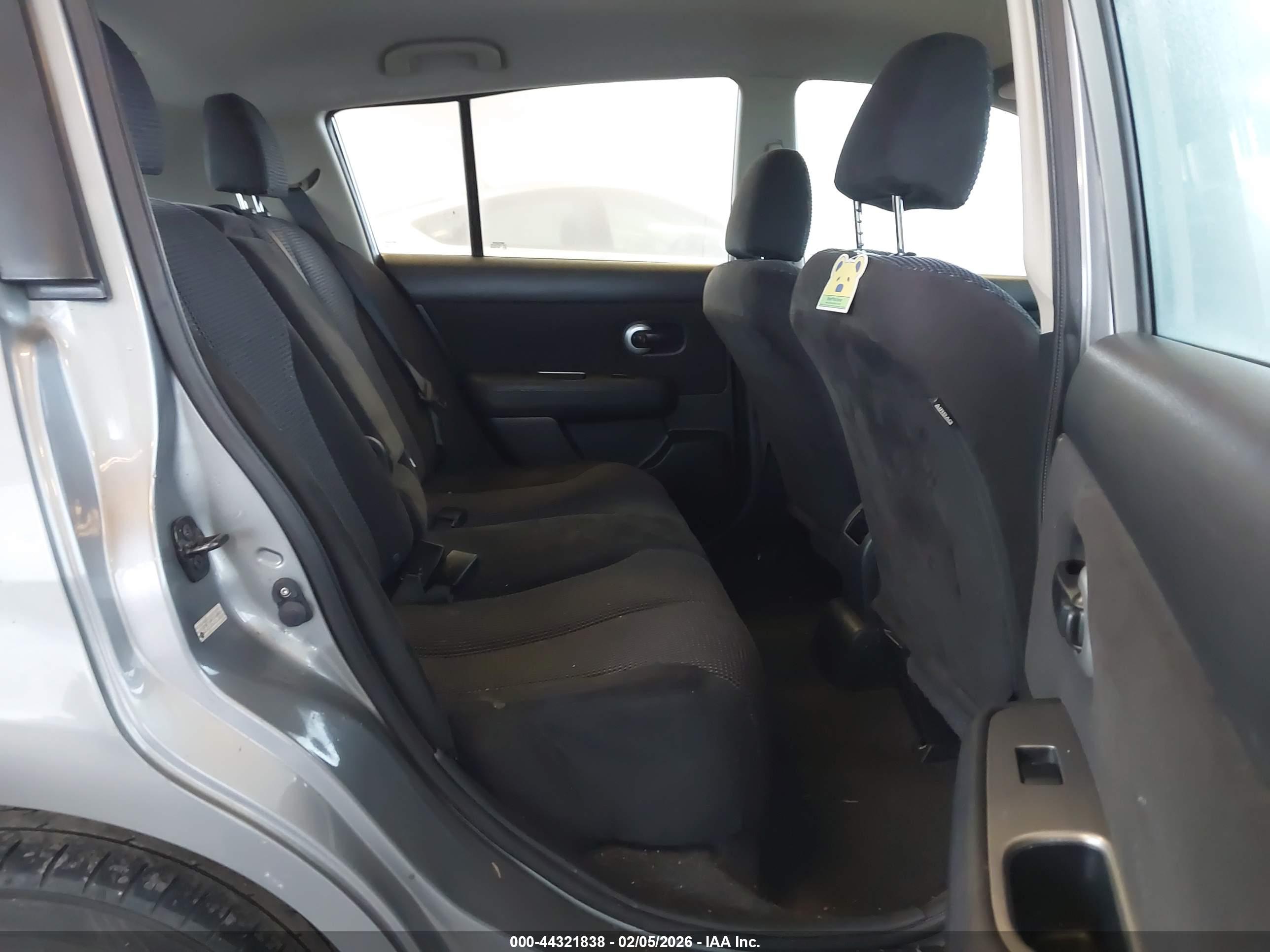 NISSAN VERSA image 8