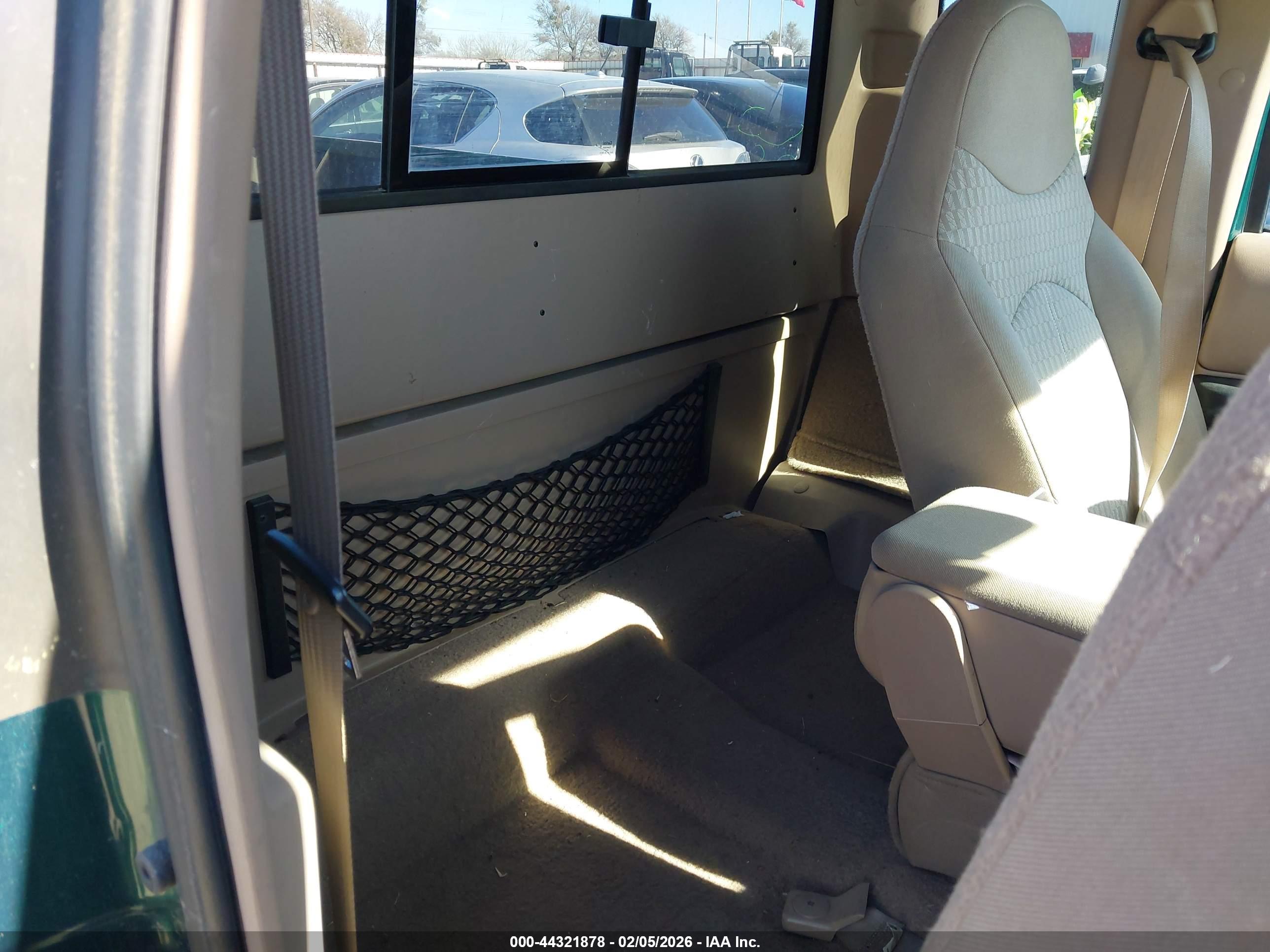 MAZDA B3000 image 8
