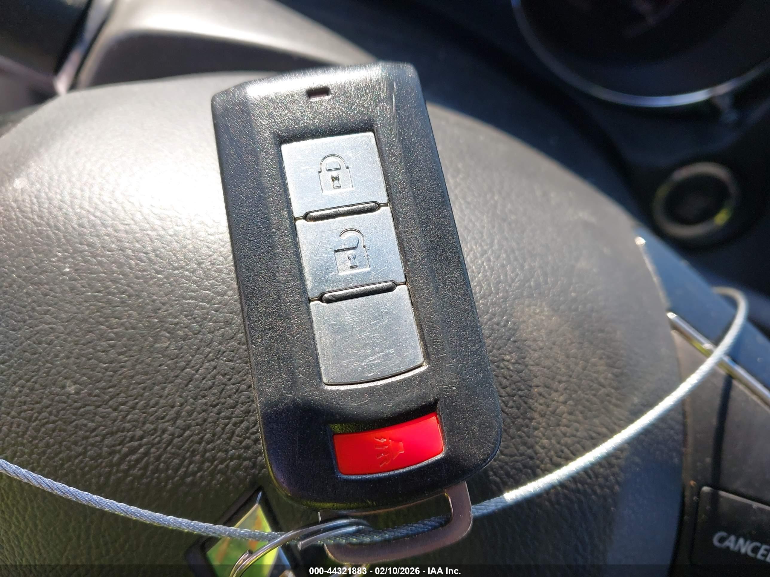 MITSUBISHI OUTLANDER image 11