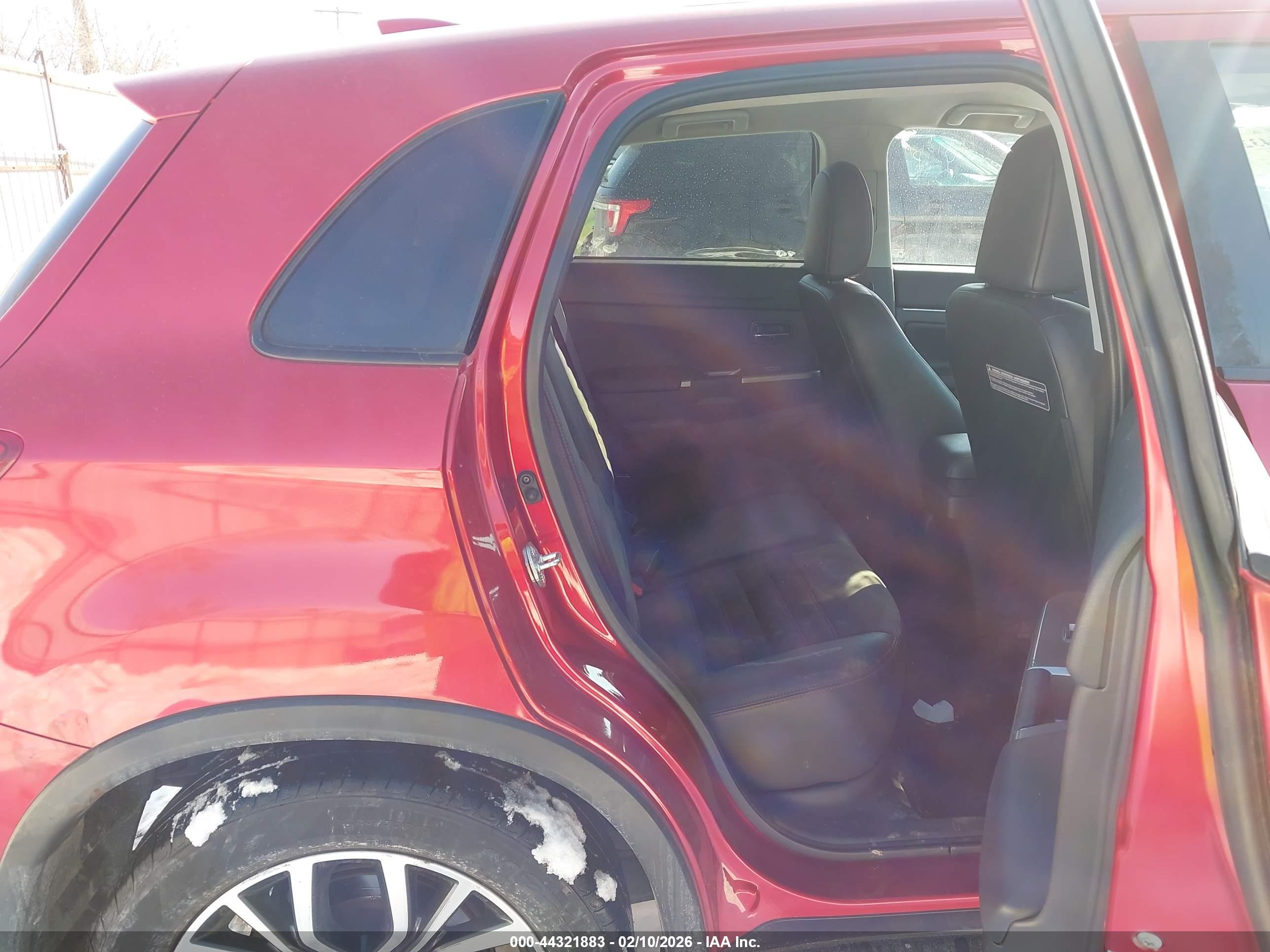 MITSUBISHI OUTLANDER image 8