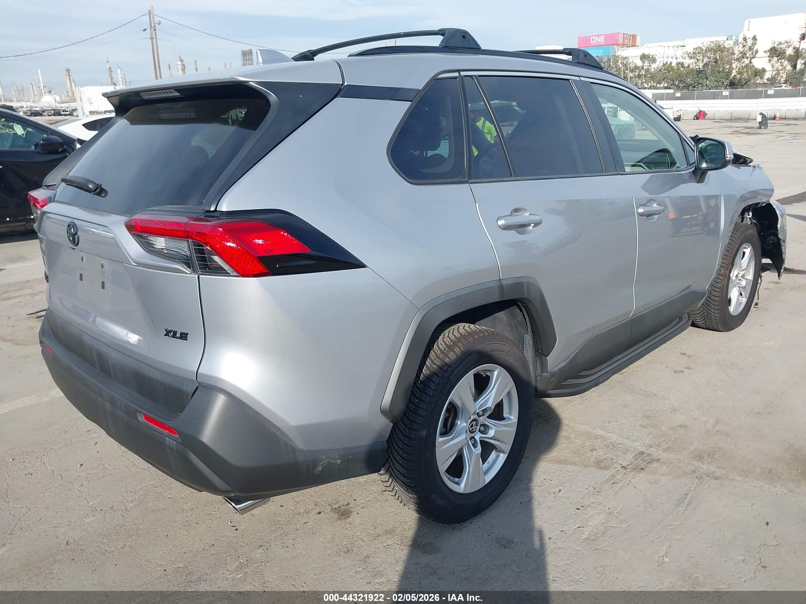 TOYOTA RAV4 image 4