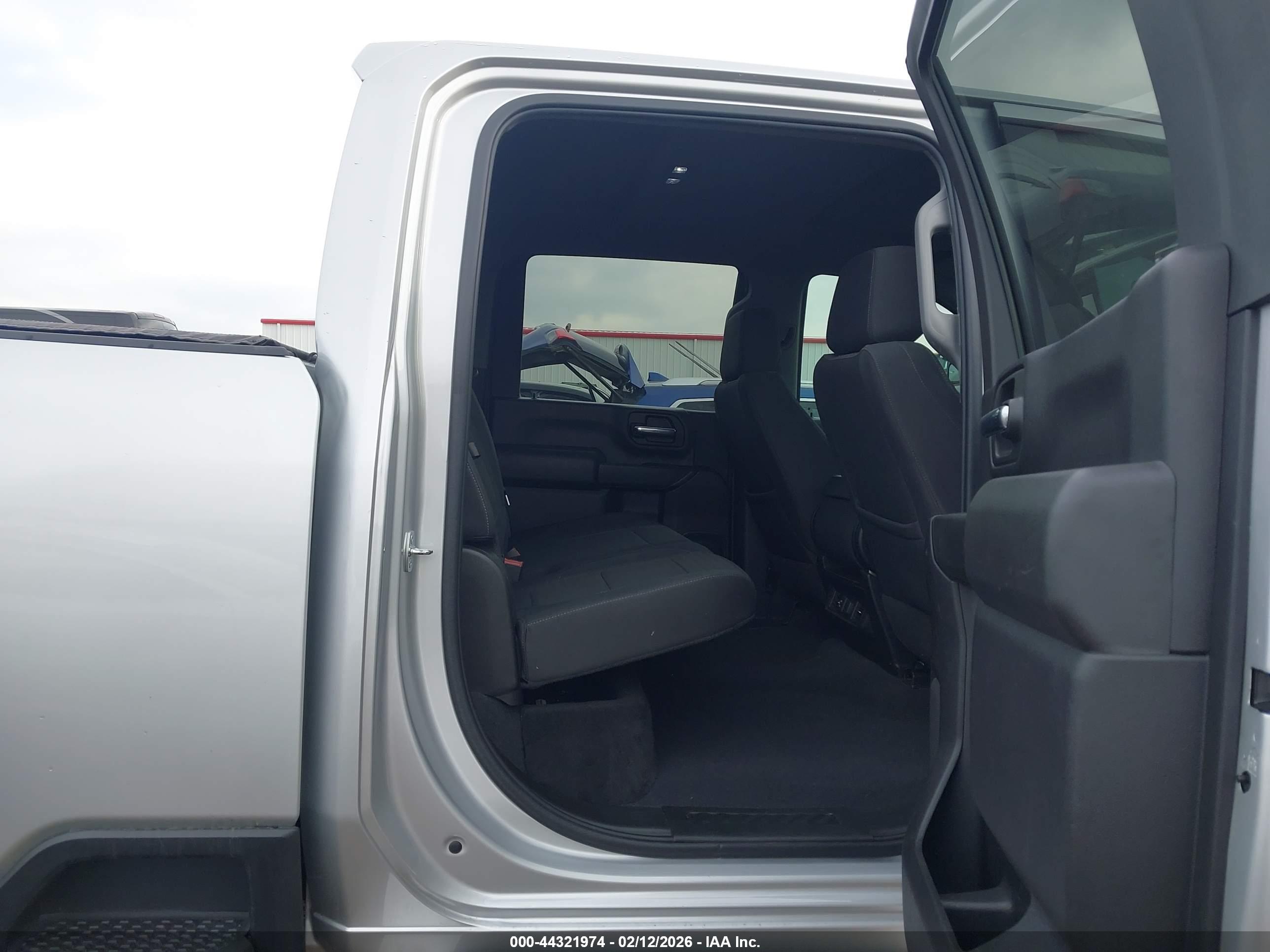 CHEVROLET SILVERADO image 8
