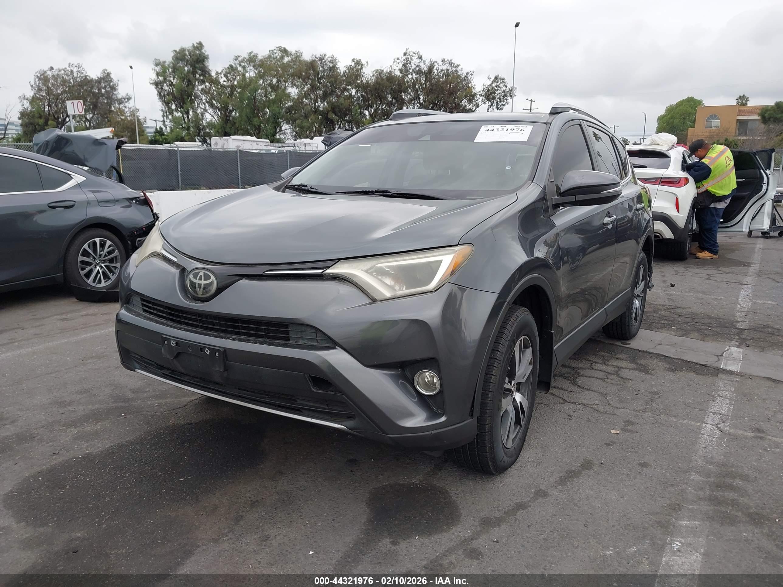 TOYOTA RAV4 image 2