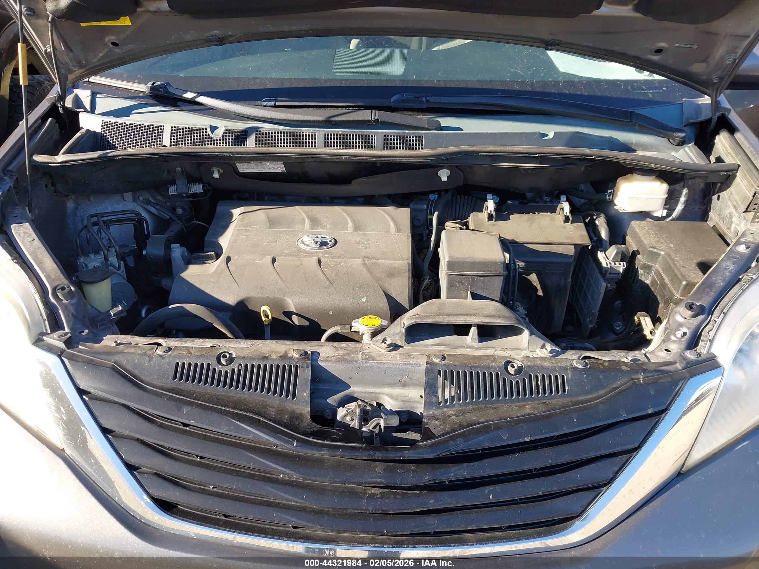 TOYOTA SIENNA image 10