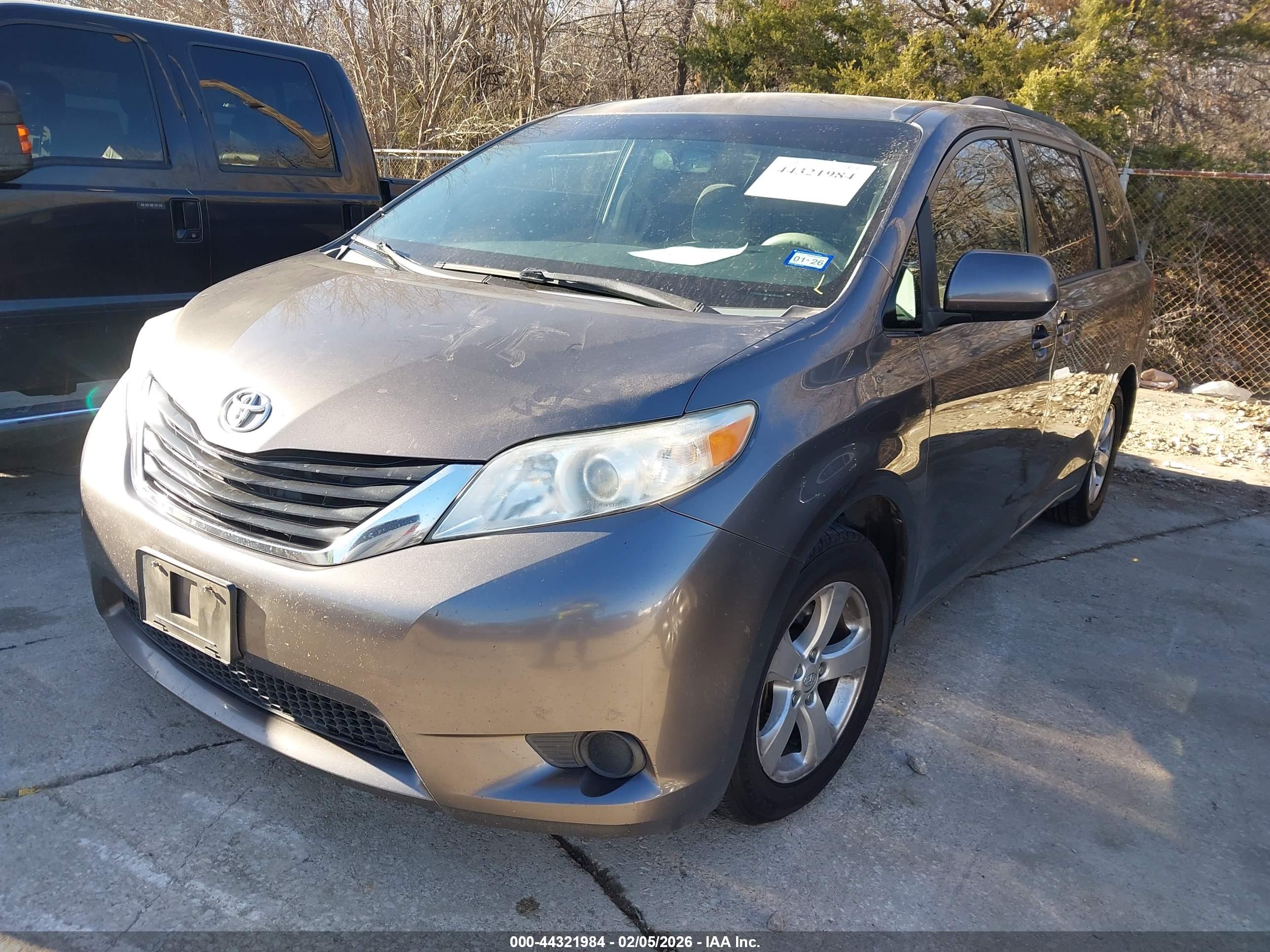 TOYOTA SIENNA image 2