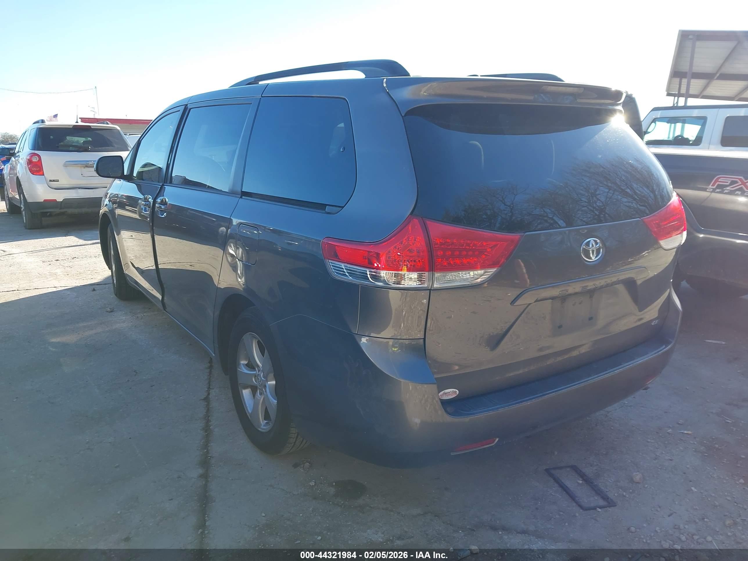 TOYOTA SIENNA image 3