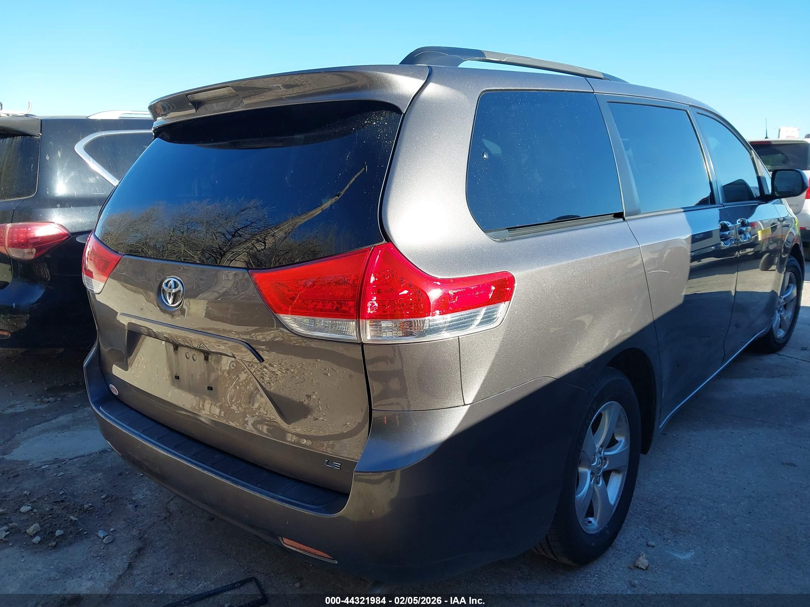 TOYOTA SIENNA image 4