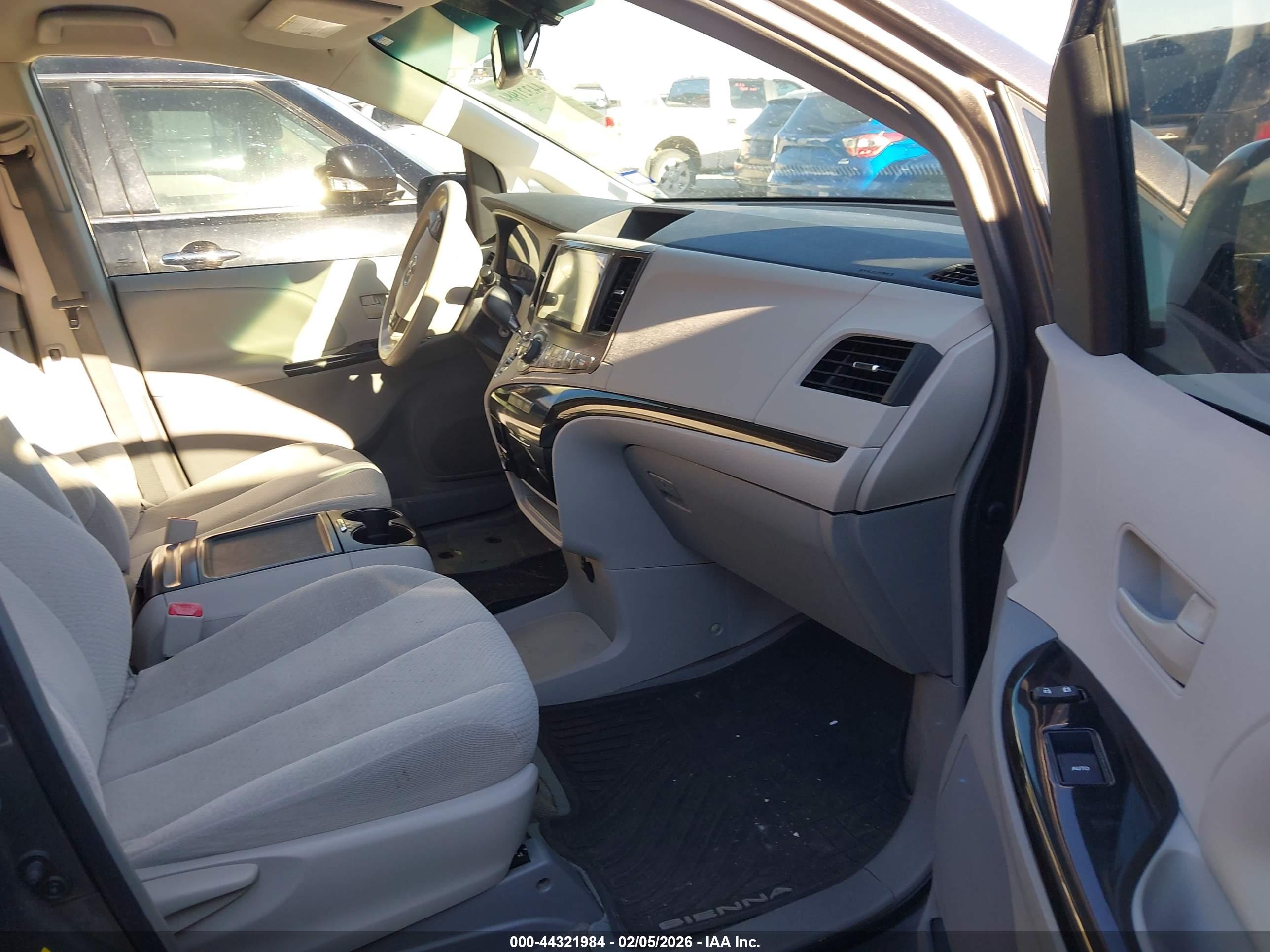 TOYOTA SIENNA image 5