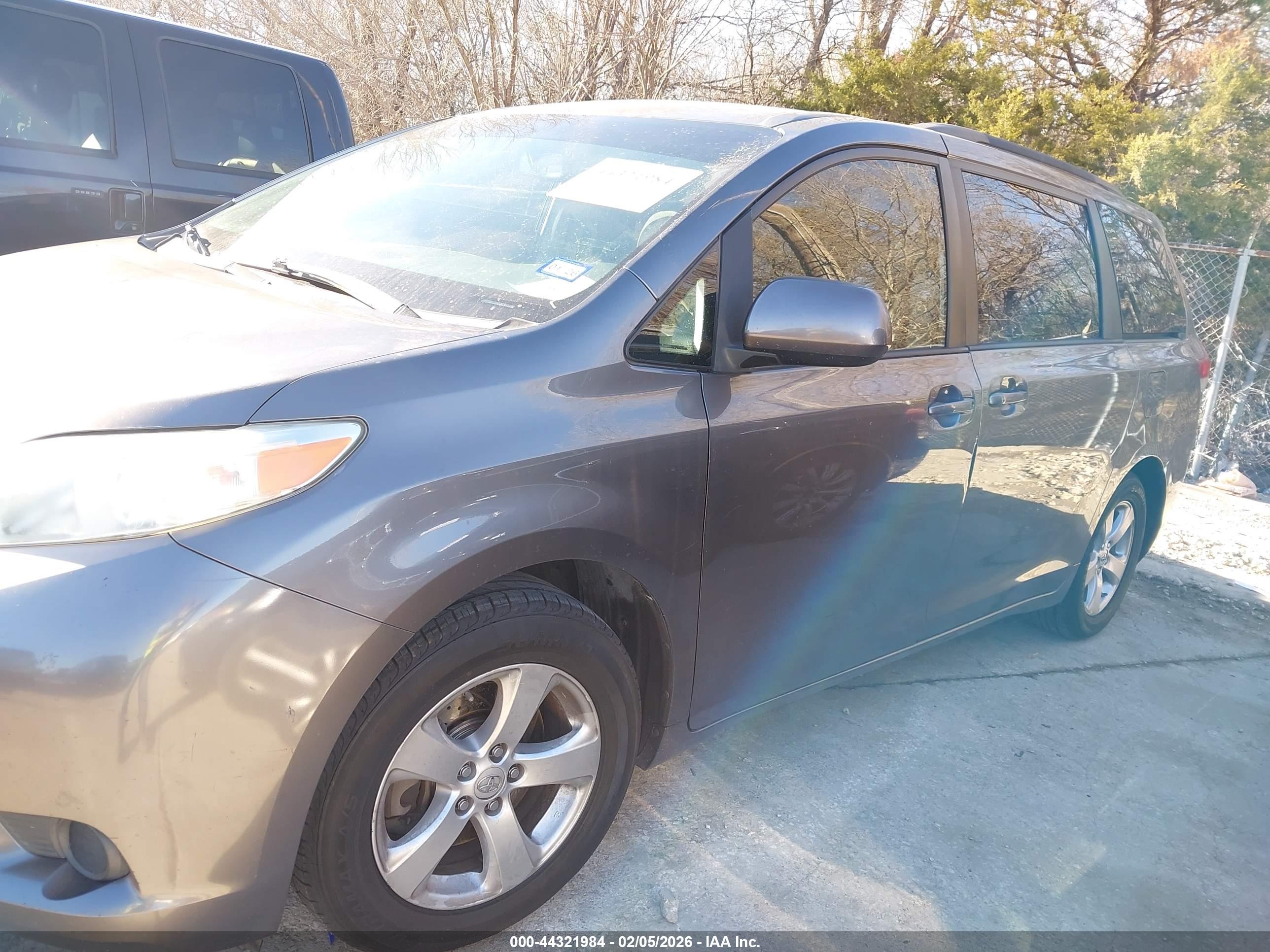 TOYOTA SIENNA image 6