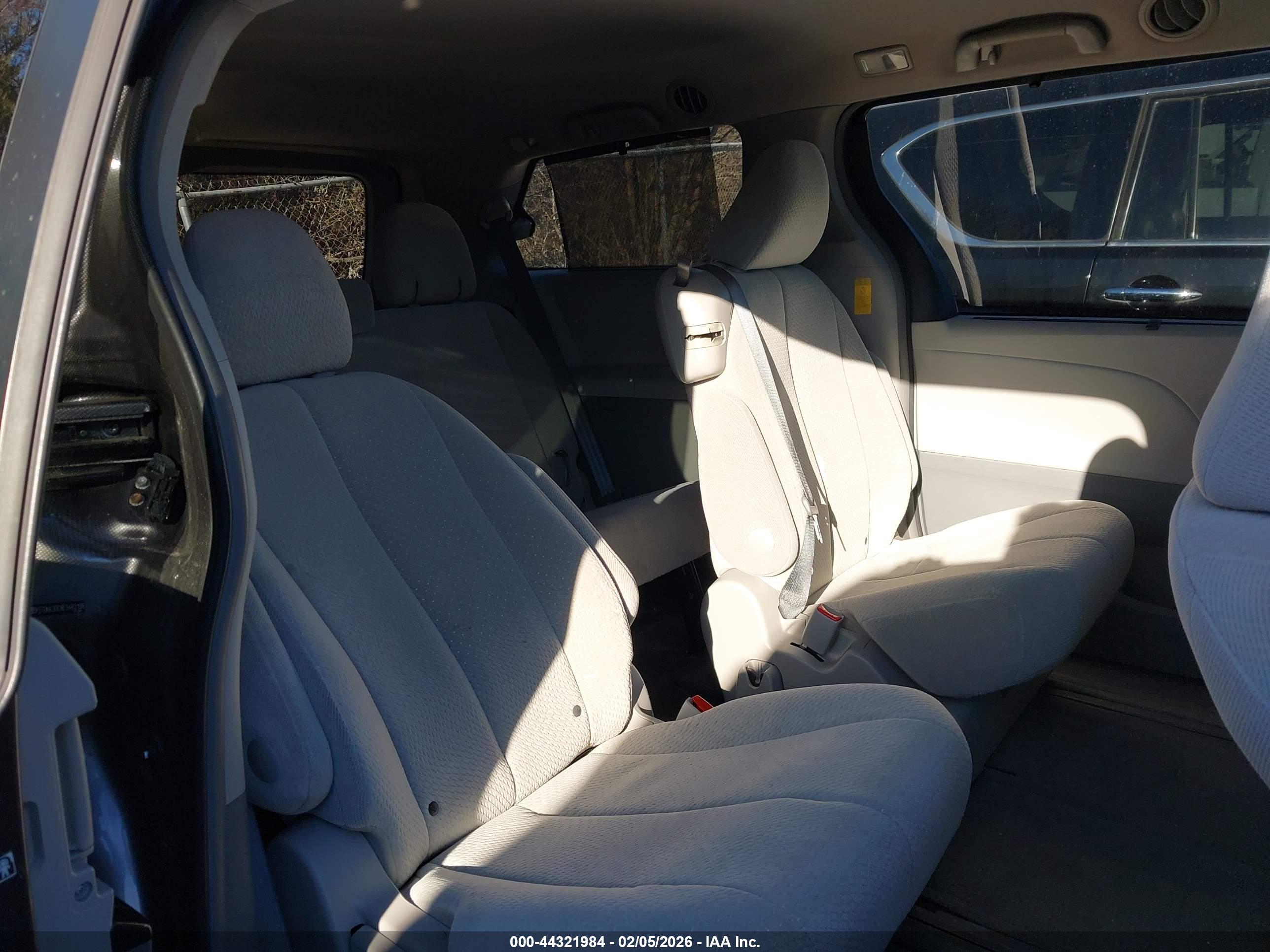 TOYOTA SIENNA image 8