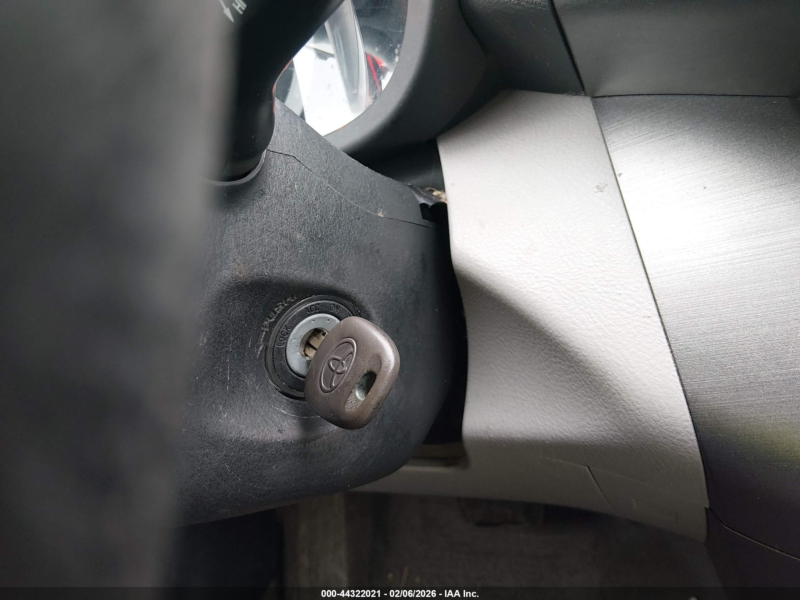 TOYOTA RAV4 image 11
