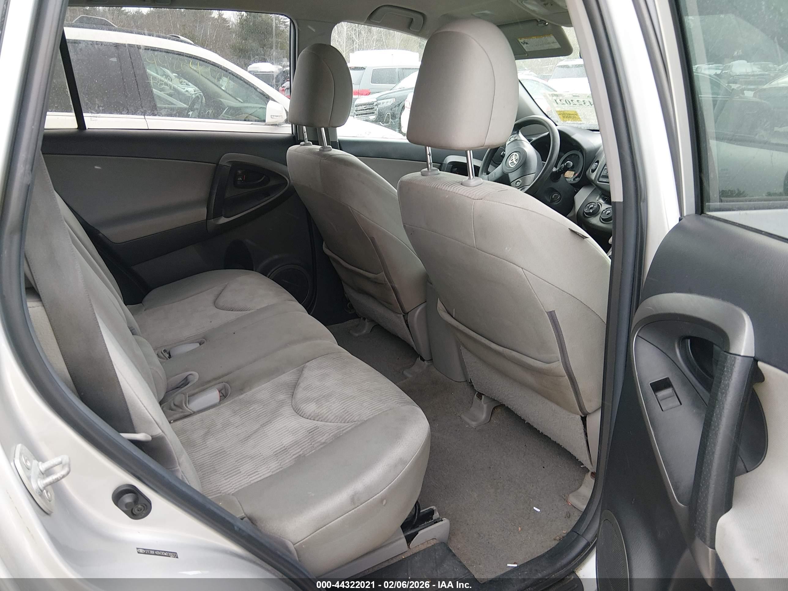 TOYOTA RAV4 image 8