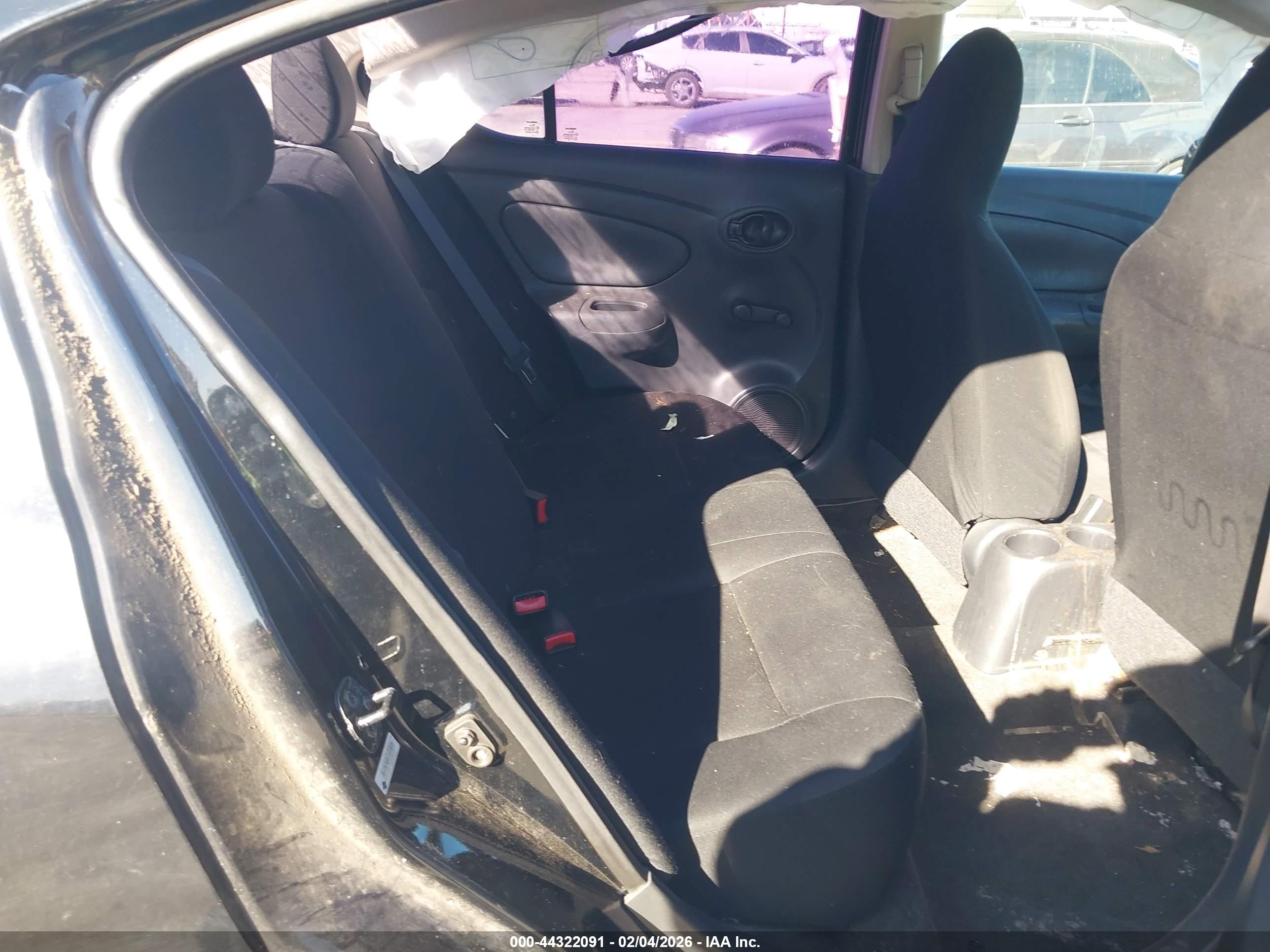 NISSAN VERSA image 8