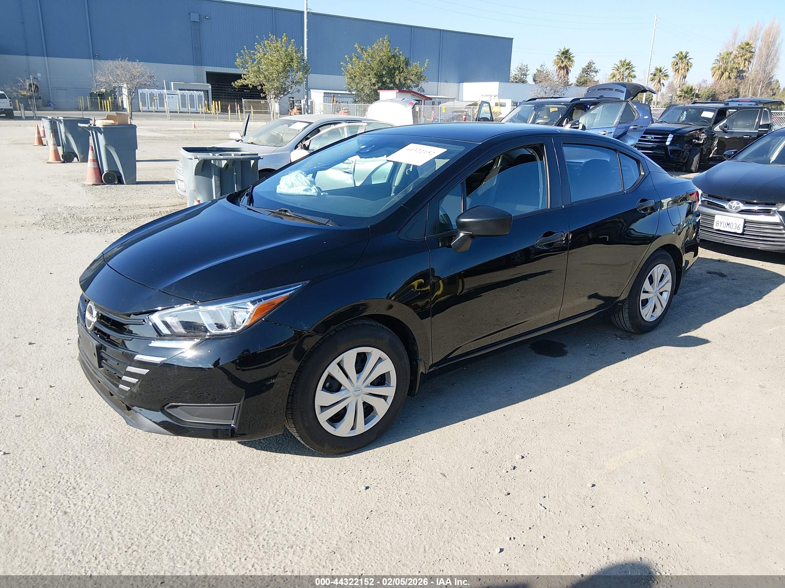 NISSAN VERSA image 2