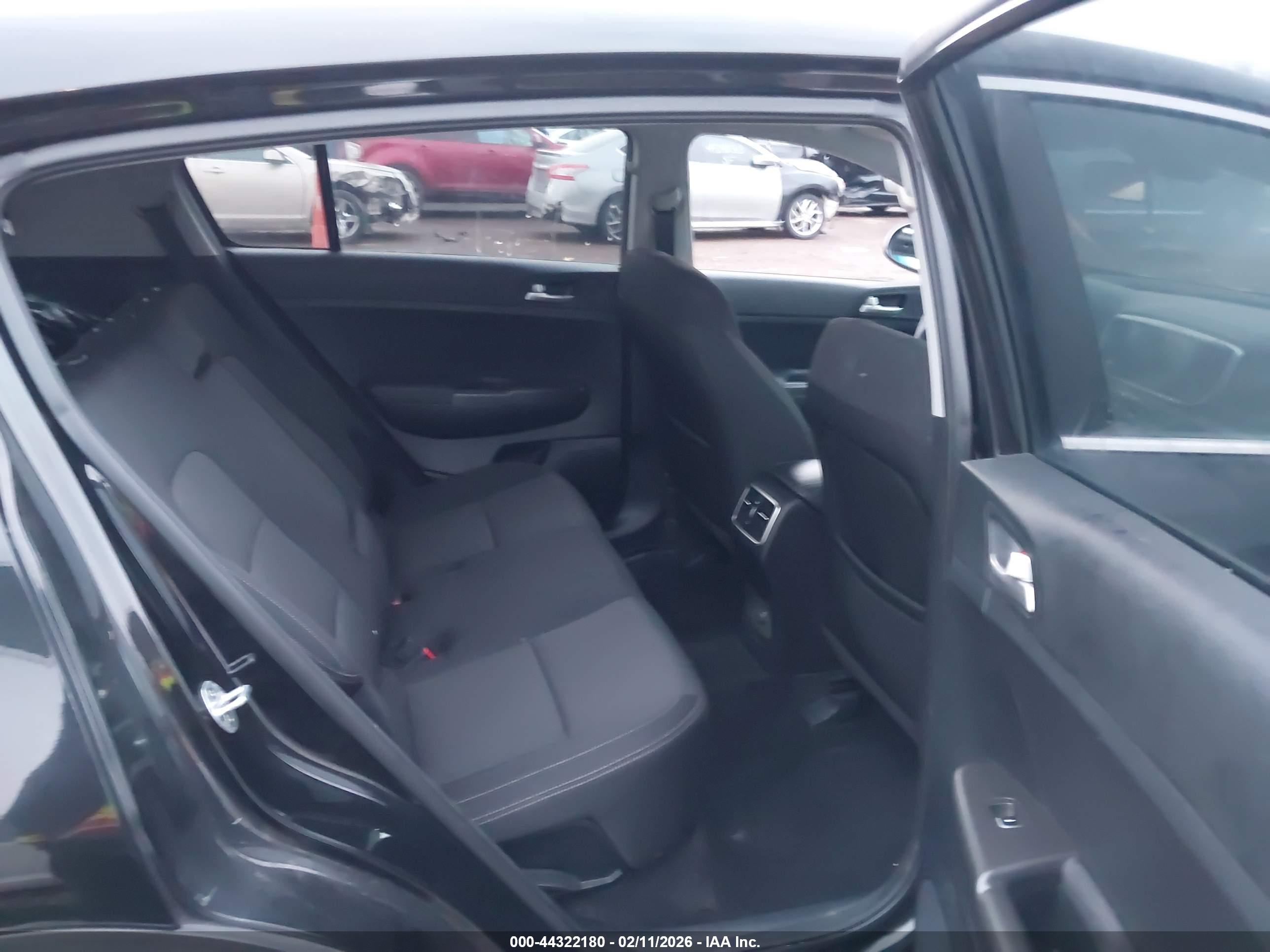 KIA SPORTAGE image 8