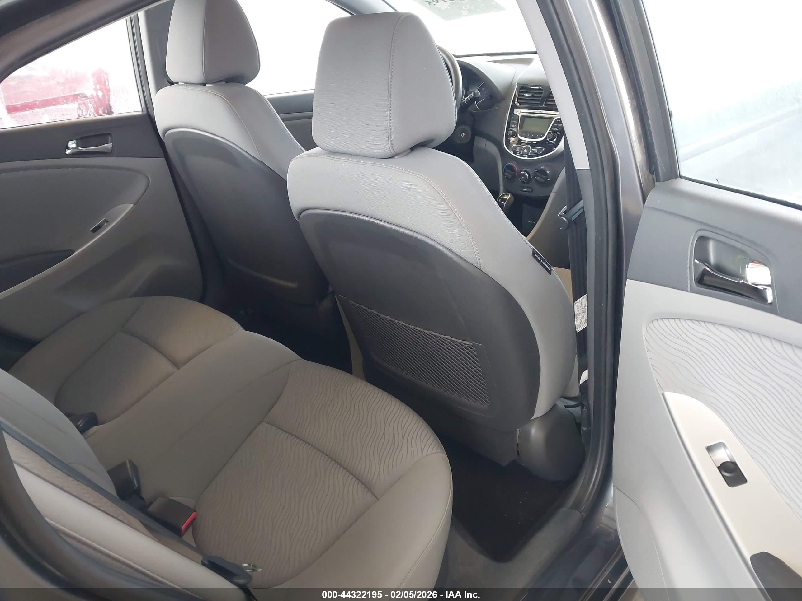 HYUNDAI ACCENT image 8
