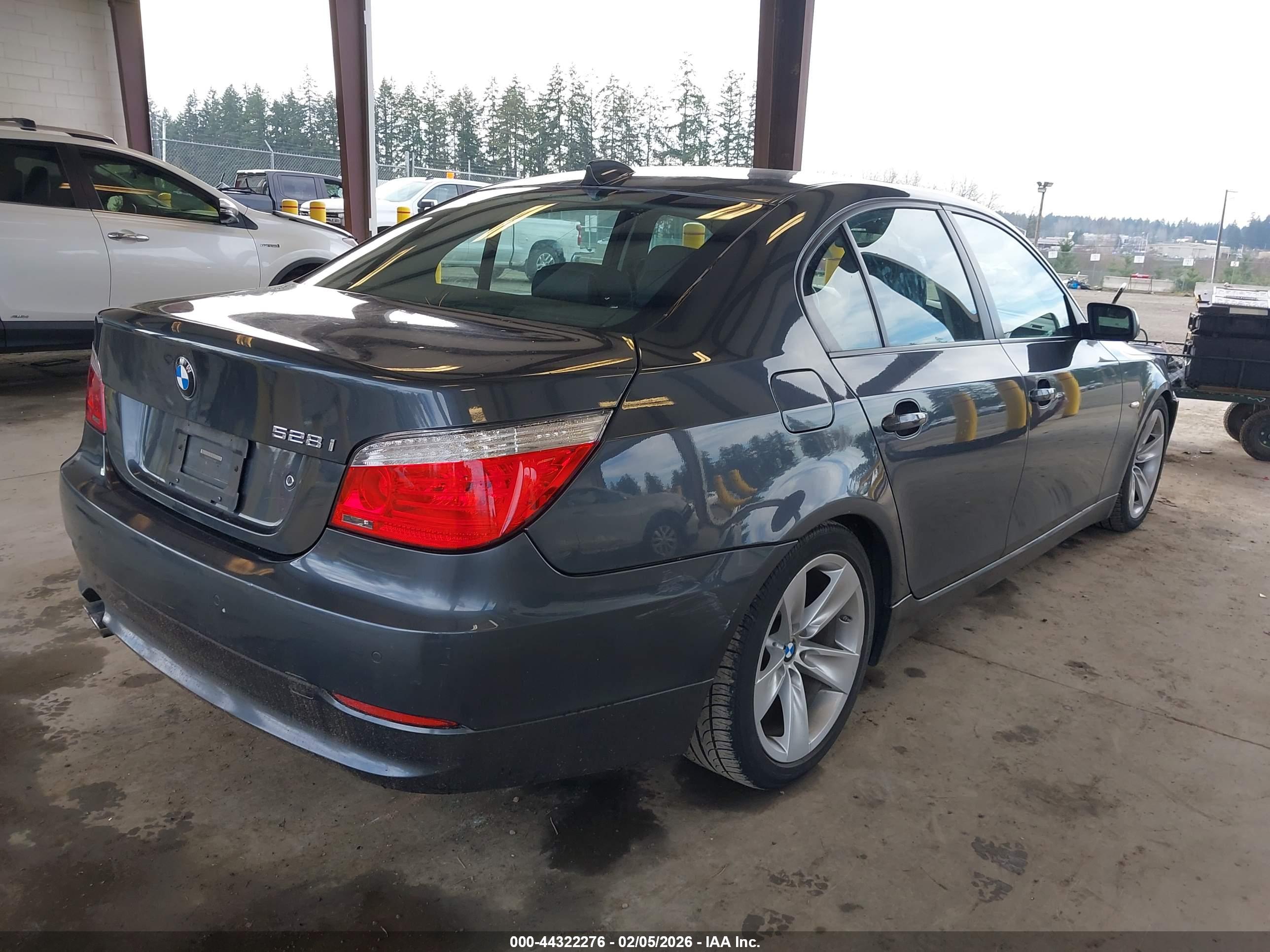BMW 528I image 4