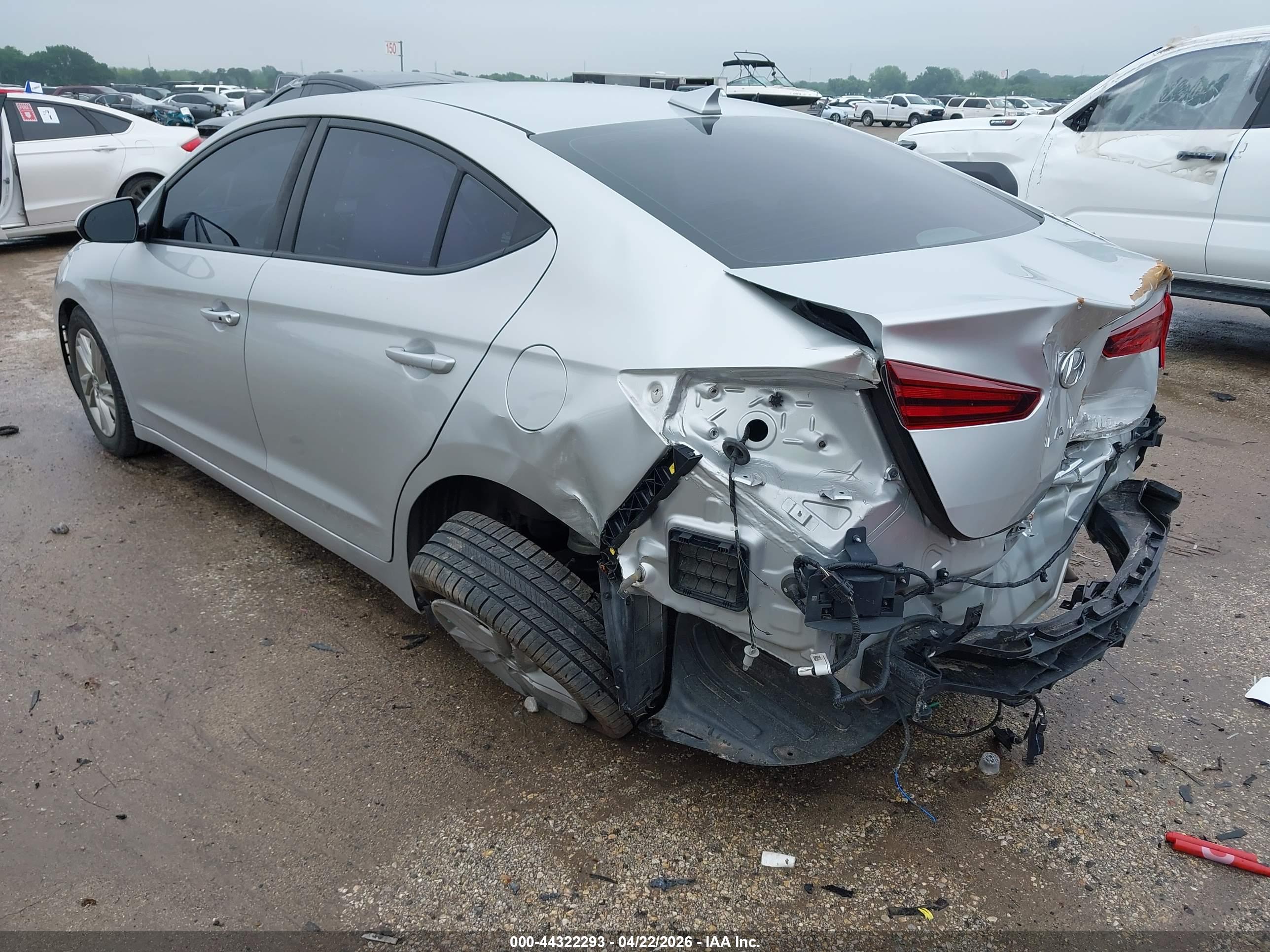 HYUNDAI ELANTRA image 3