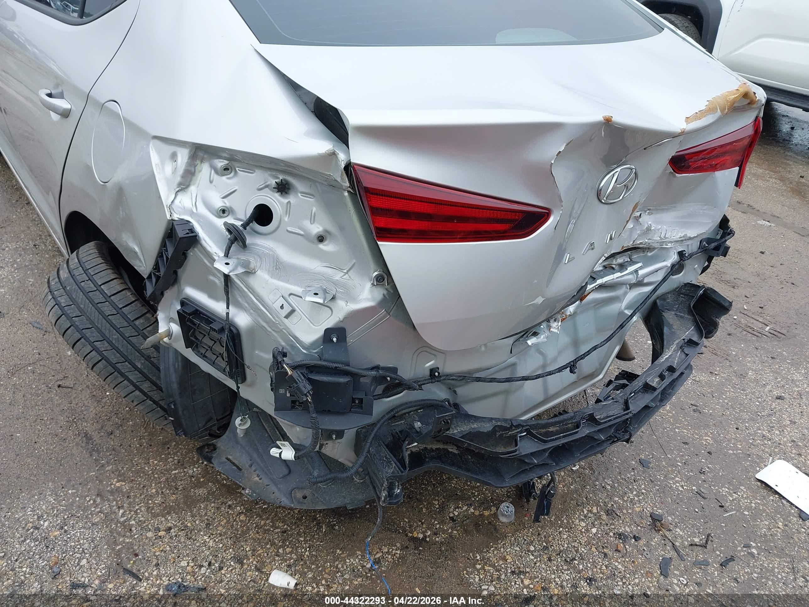 HYUNDAI ELANTRA image 6