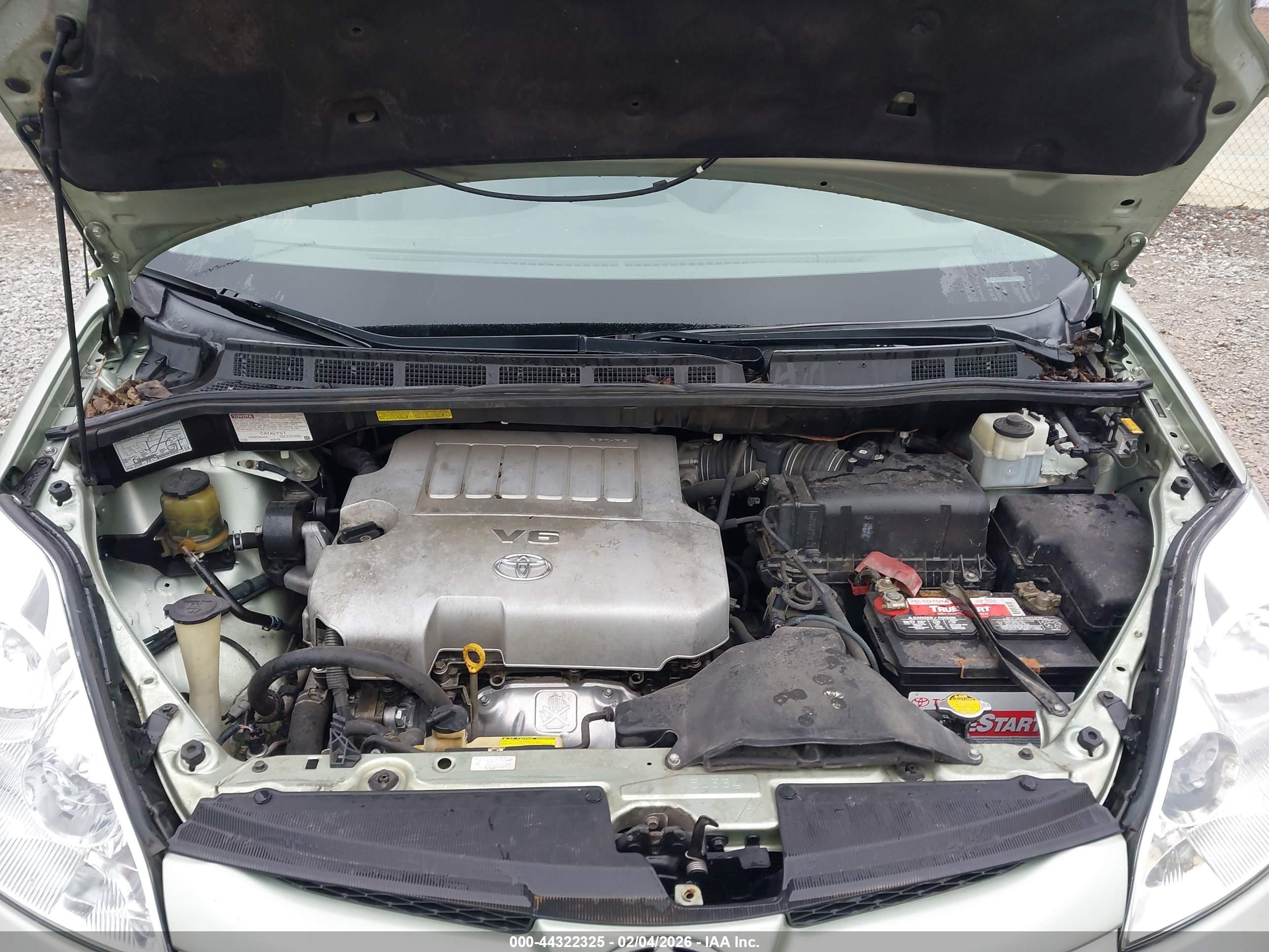 TOYOTA SIENNA image 10