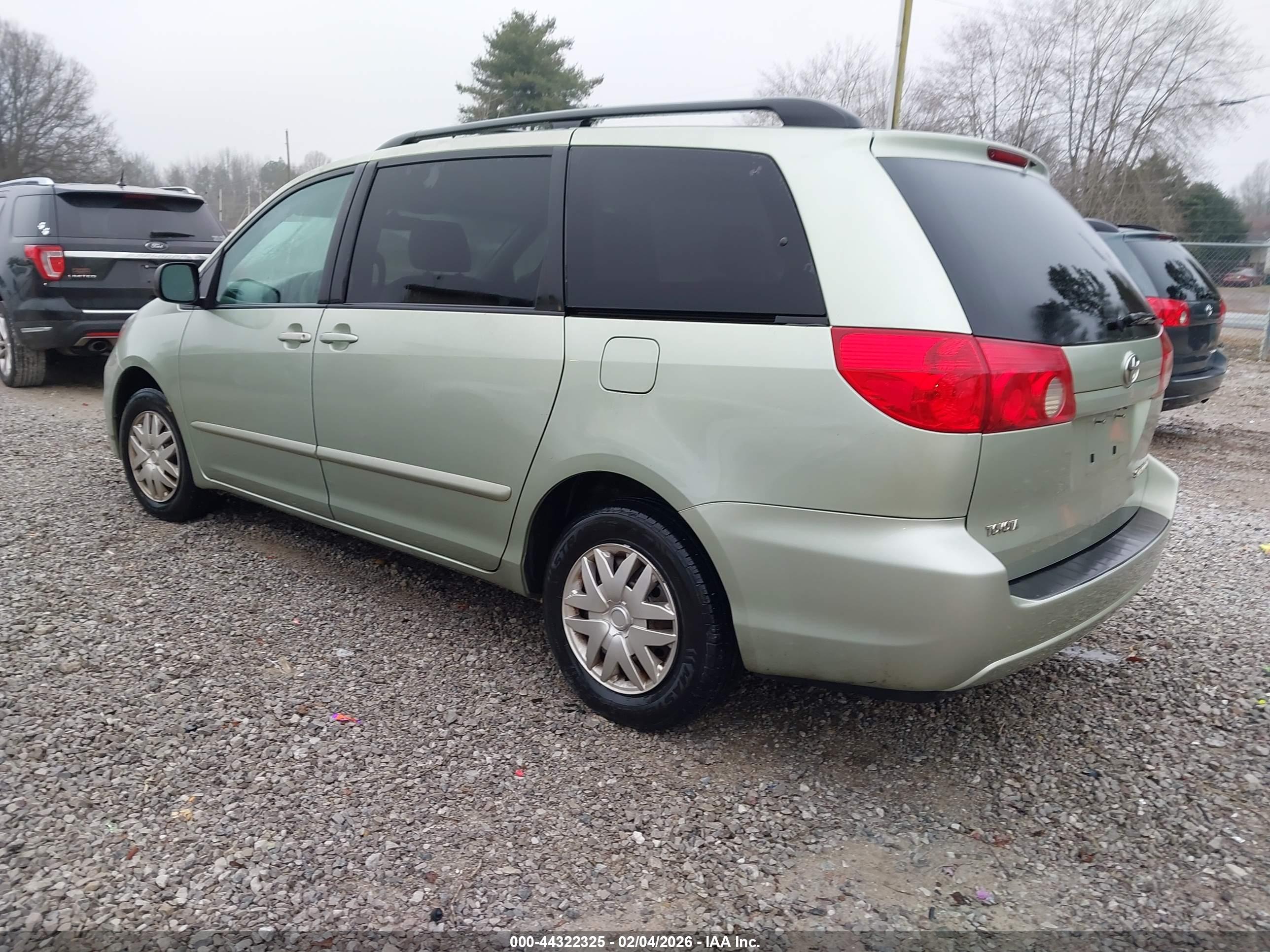 TOYOTA SIENNA image 3