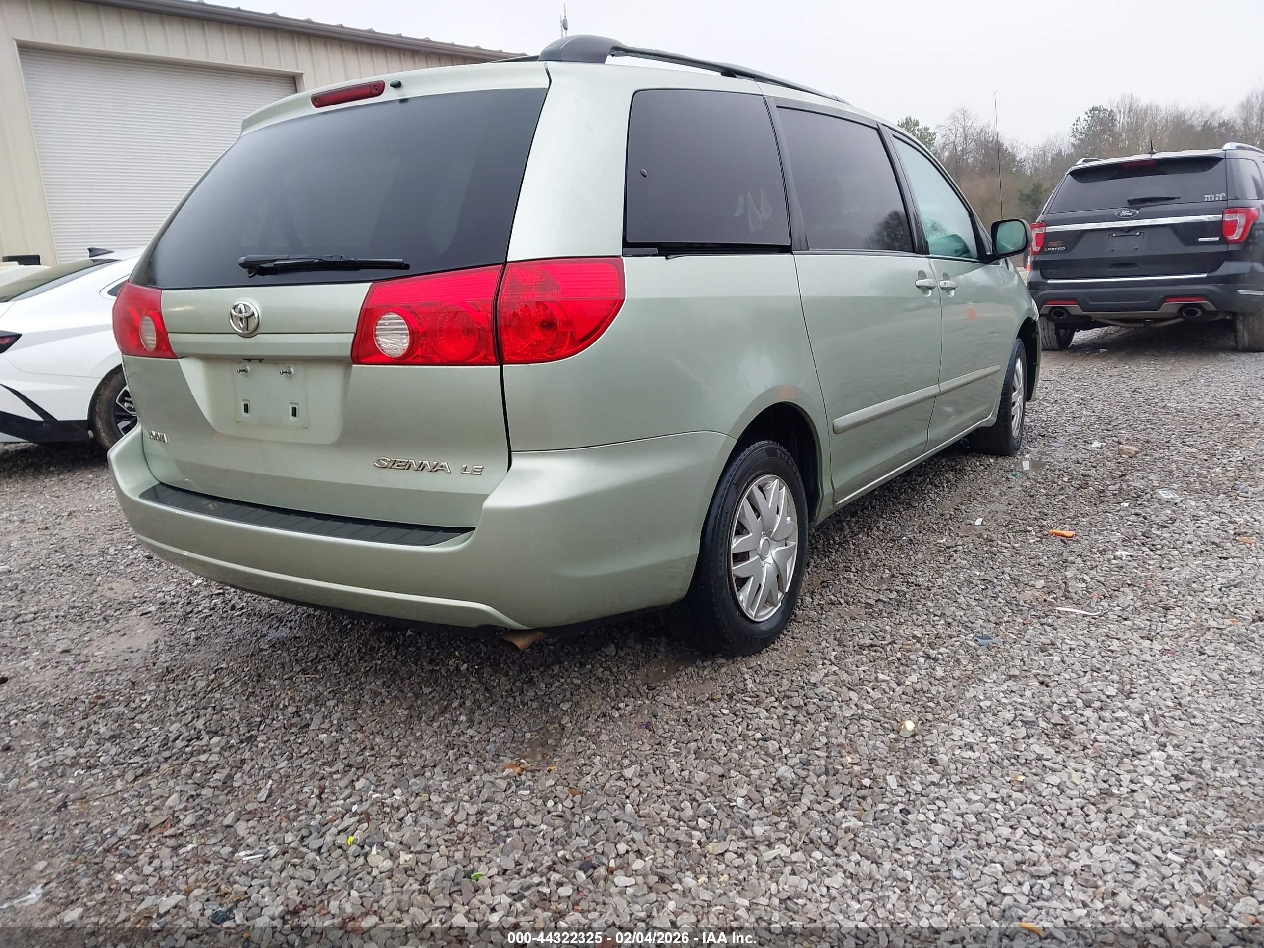 TOYOTA SIENNA image 4