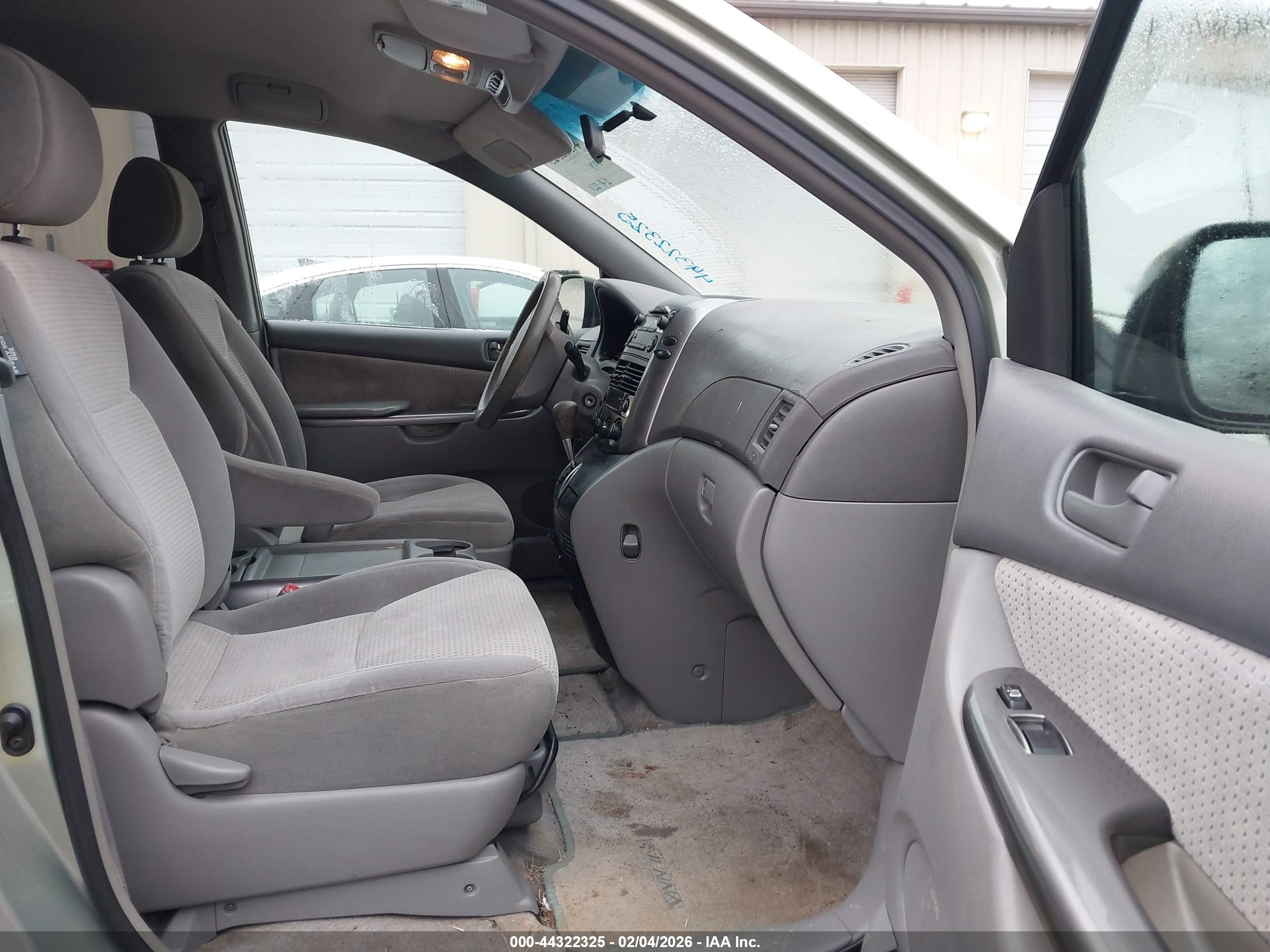 TOYOTA SIENNA image 5