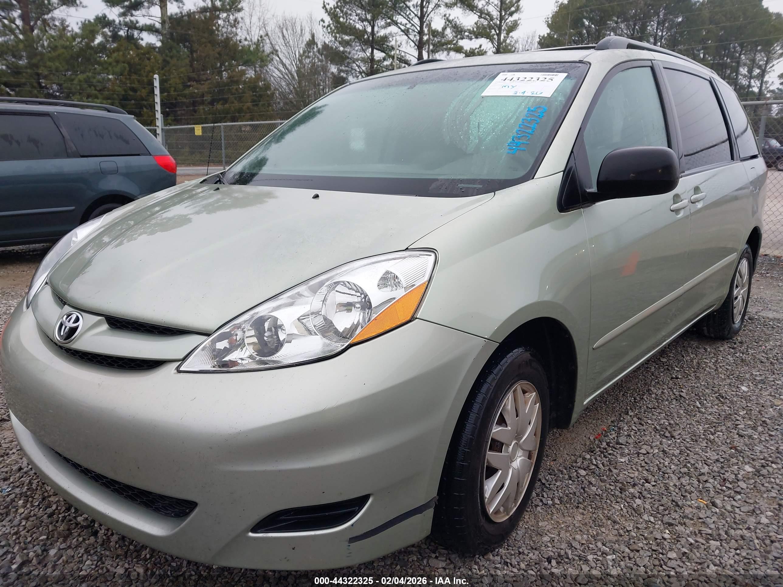 TOYOTA SIENNA image 6