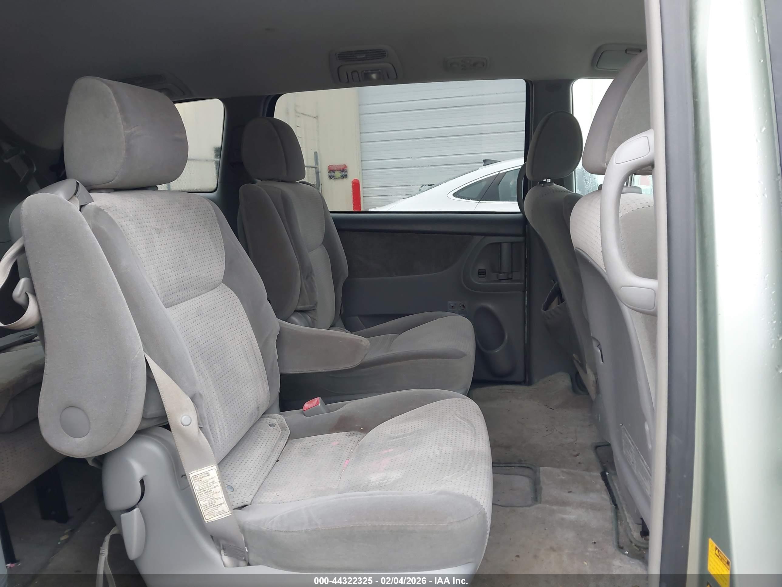 TOYOTA SIENNA image 8