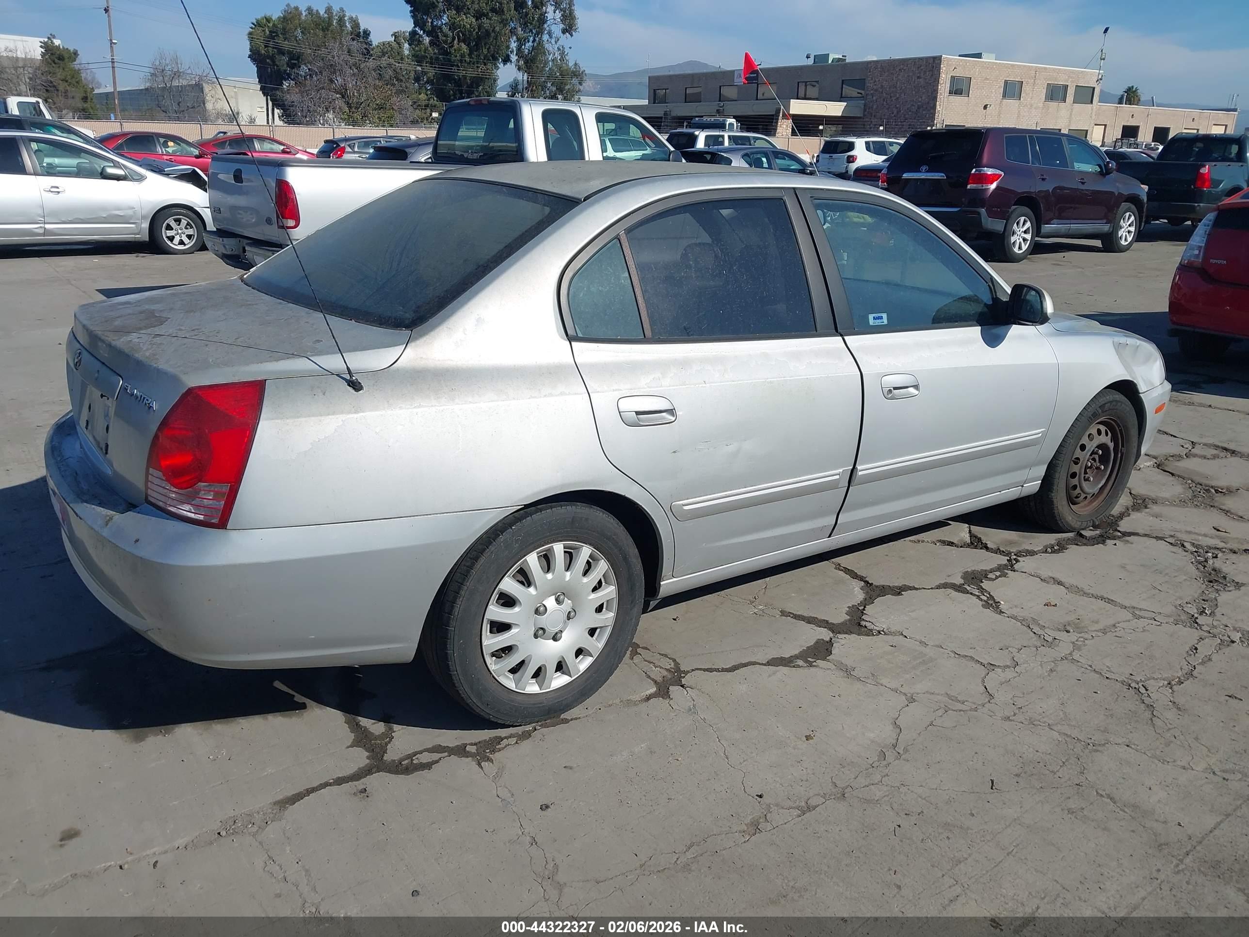 HYUNDAI ELANTRA image 4