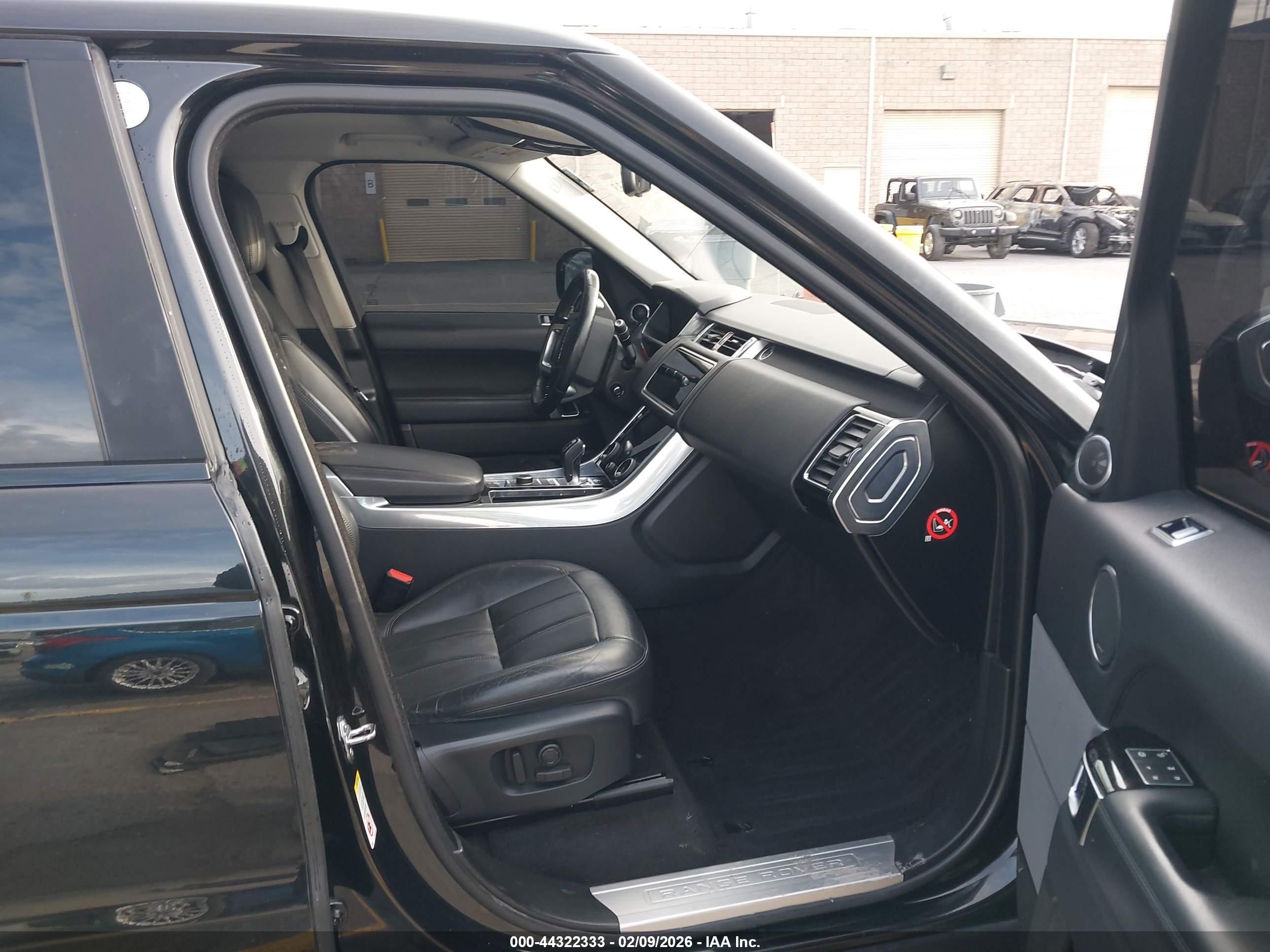 LAND ROVER image 5