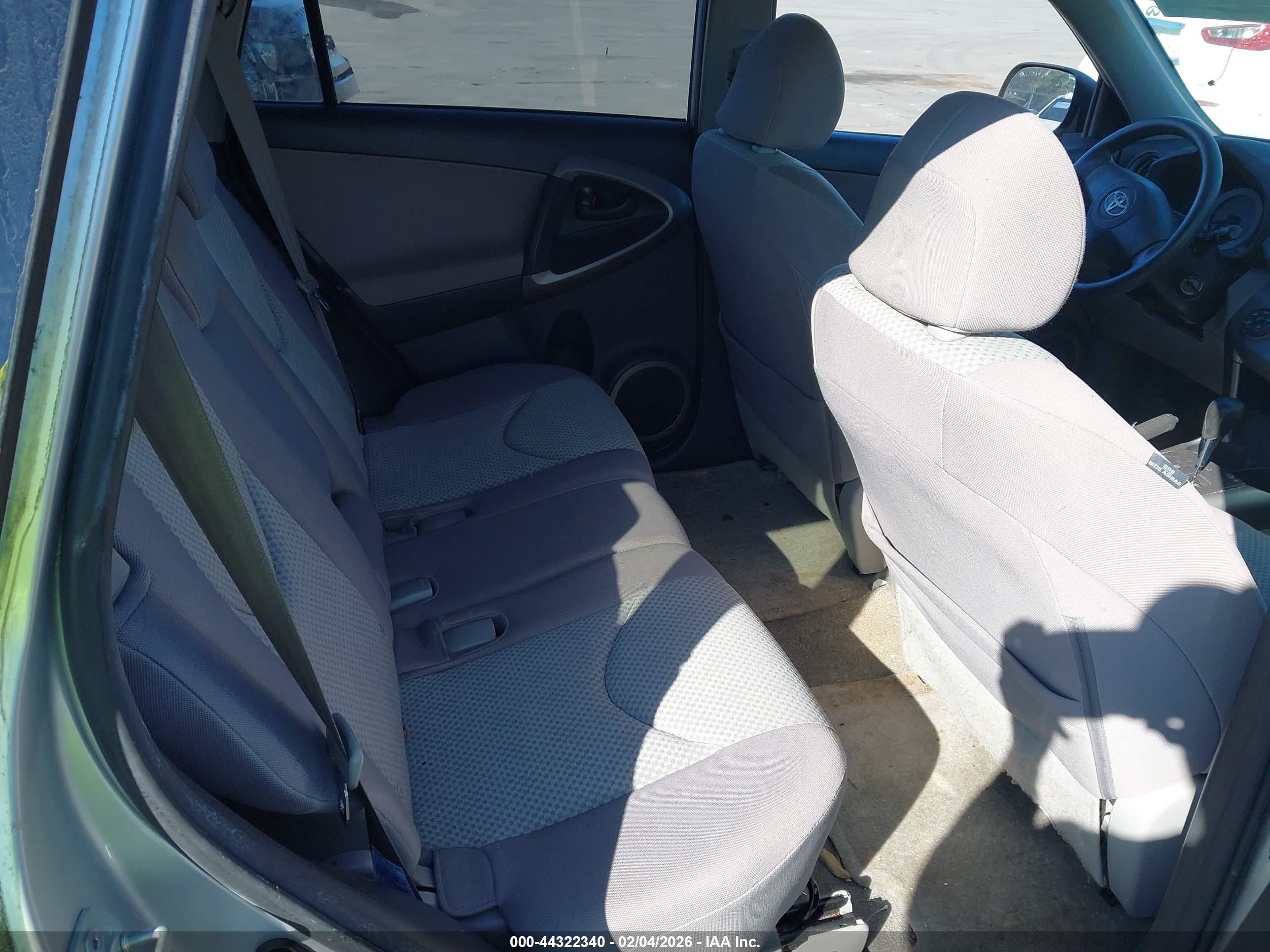 TOYOTA RAV4 image 8
