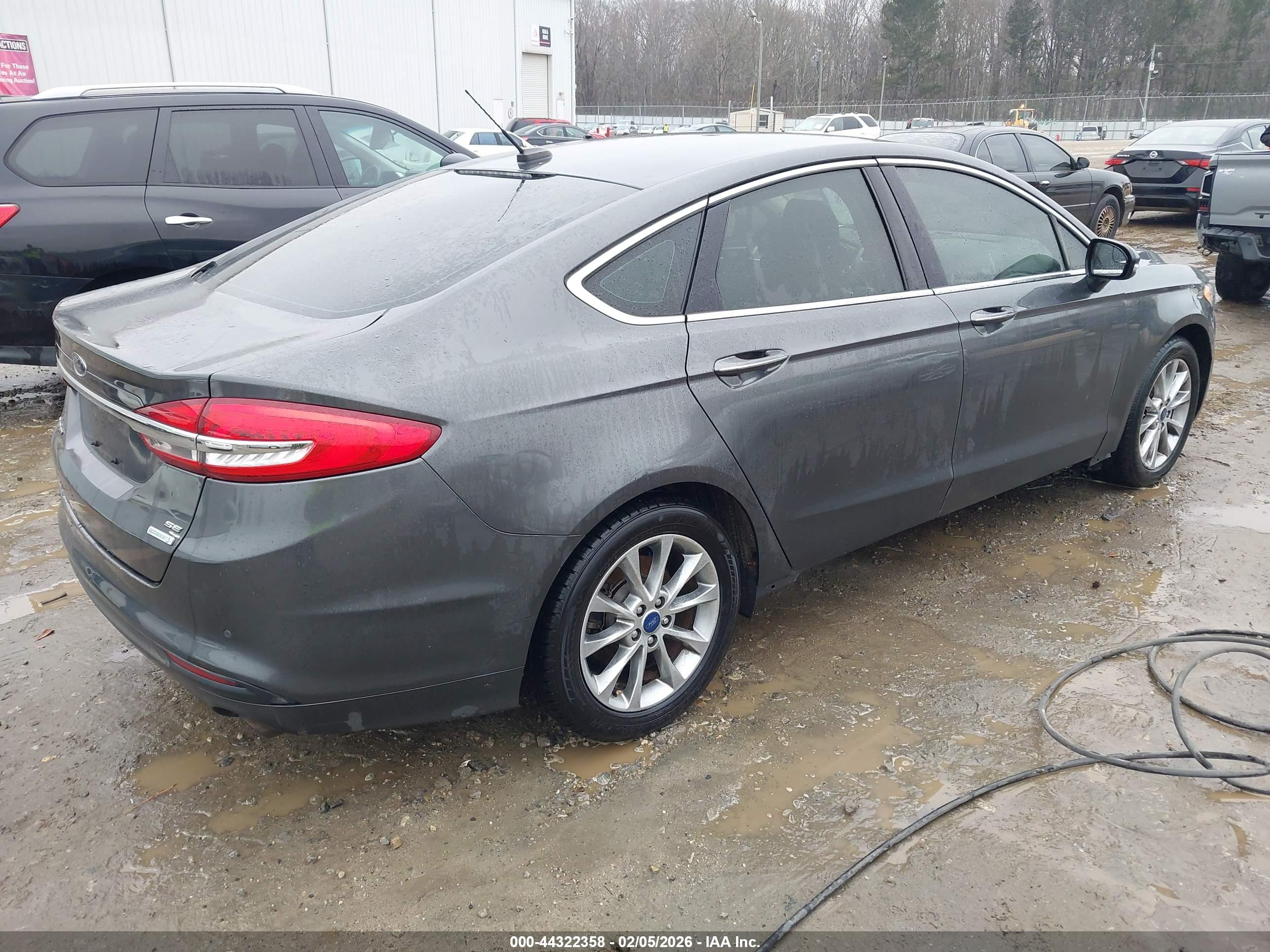 FORD FUSION image 4